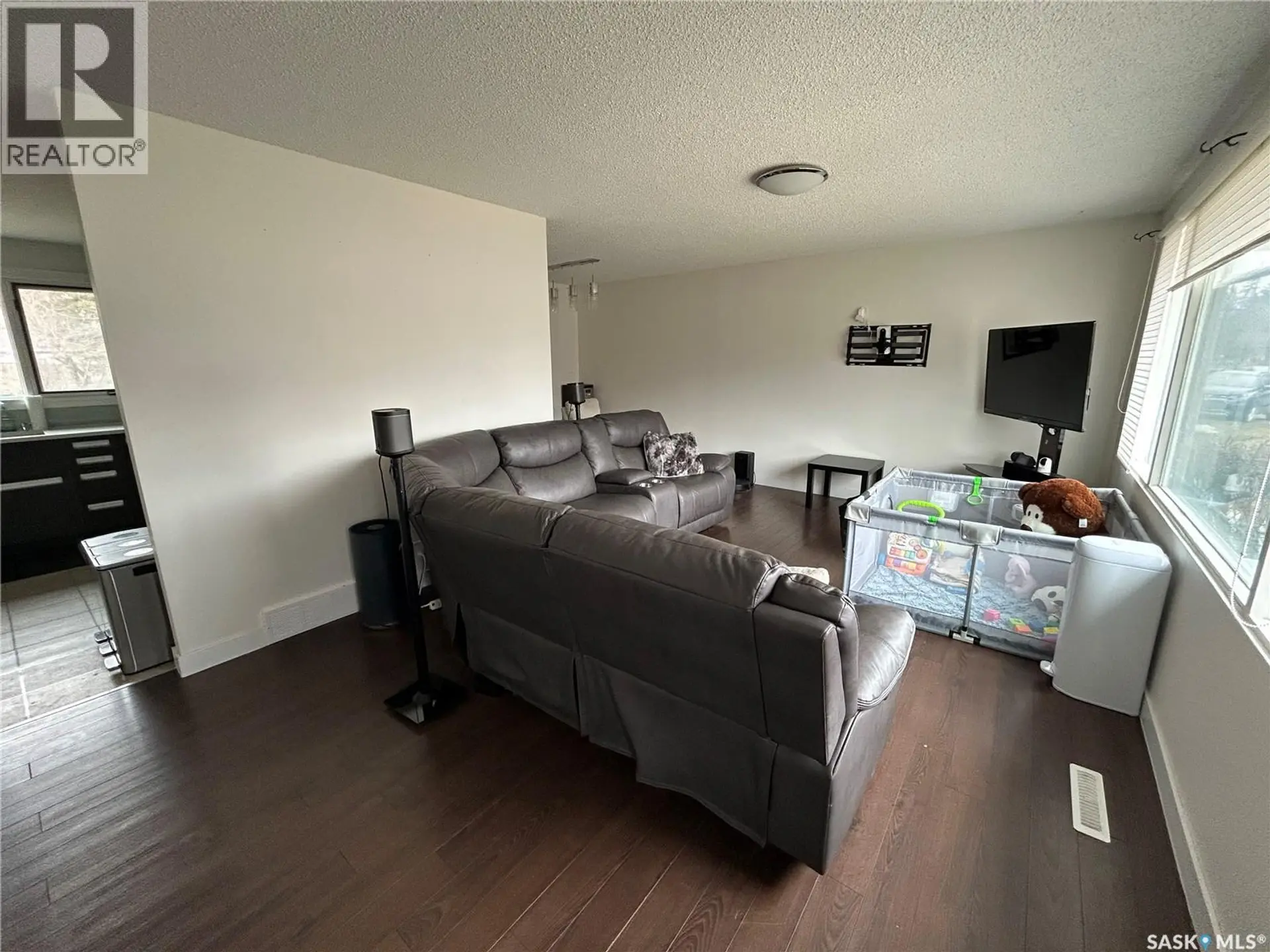 2616 Clarence AVENUE S - Image 3