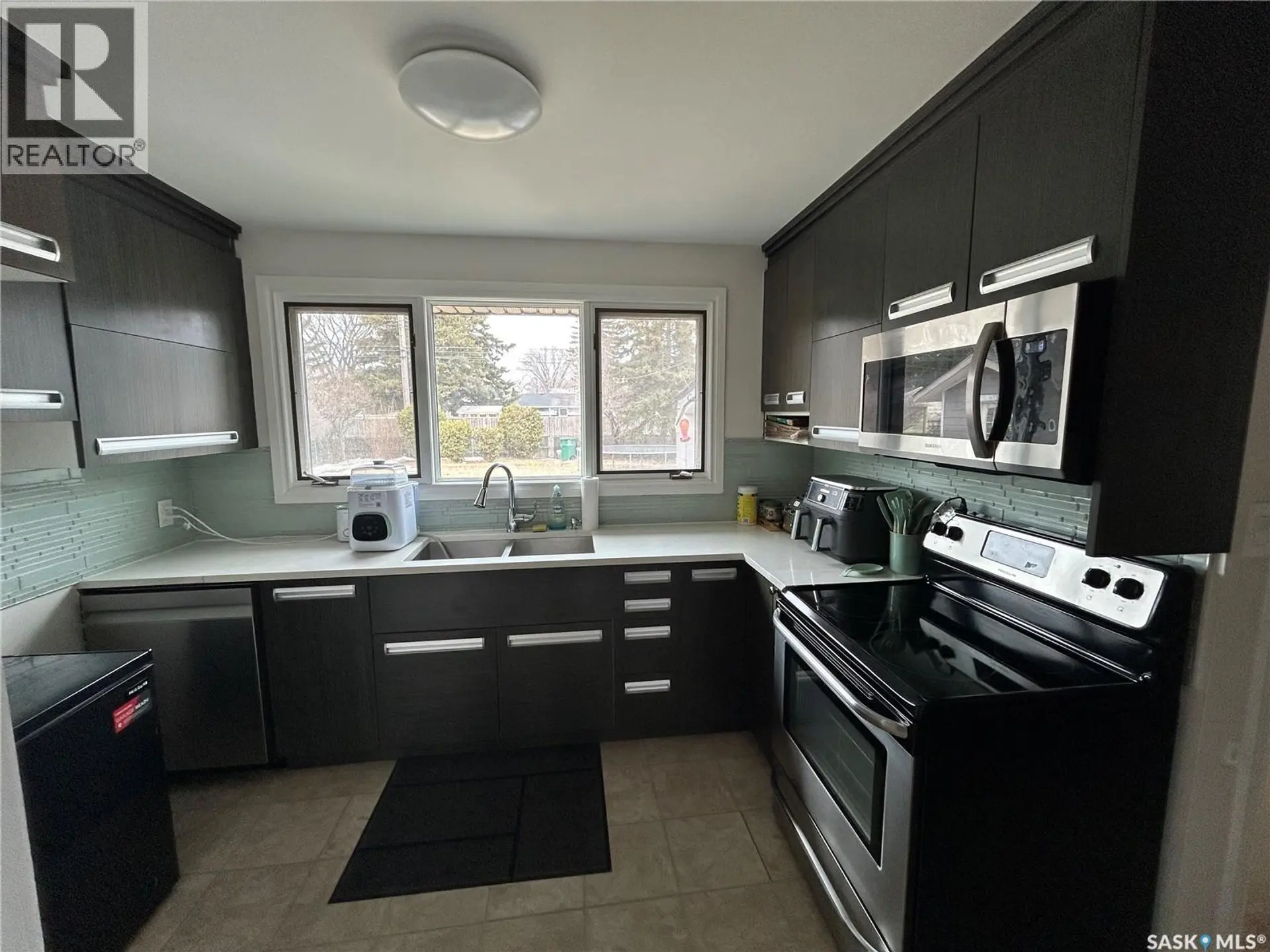 2616 Clarence AVENUE S - Image 5
