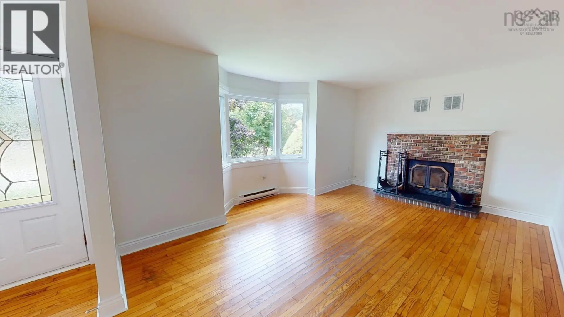27 CENTENNIAL DRIVE - Image 9