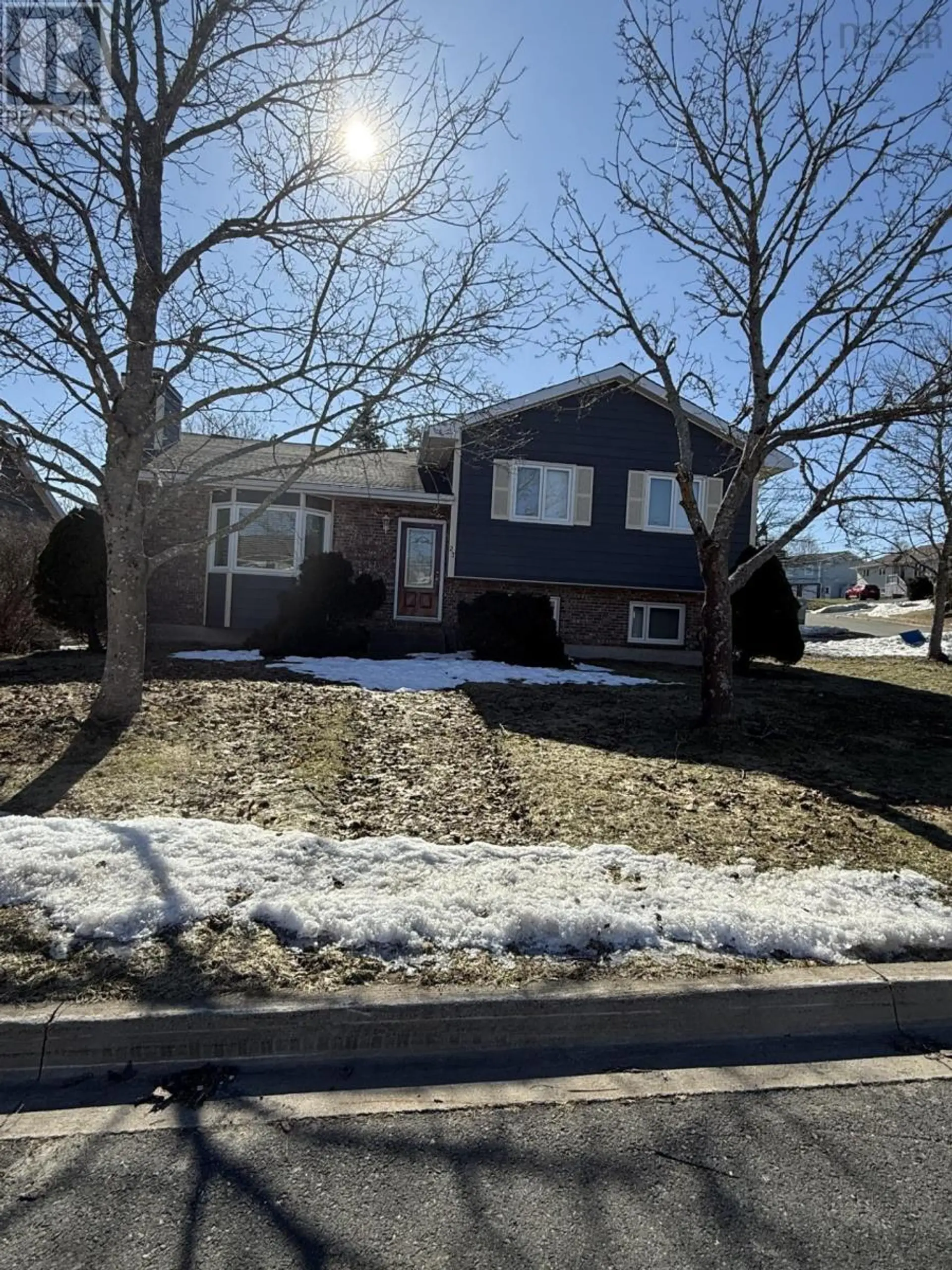27 CENTENNIAL DRIVE - Image 4