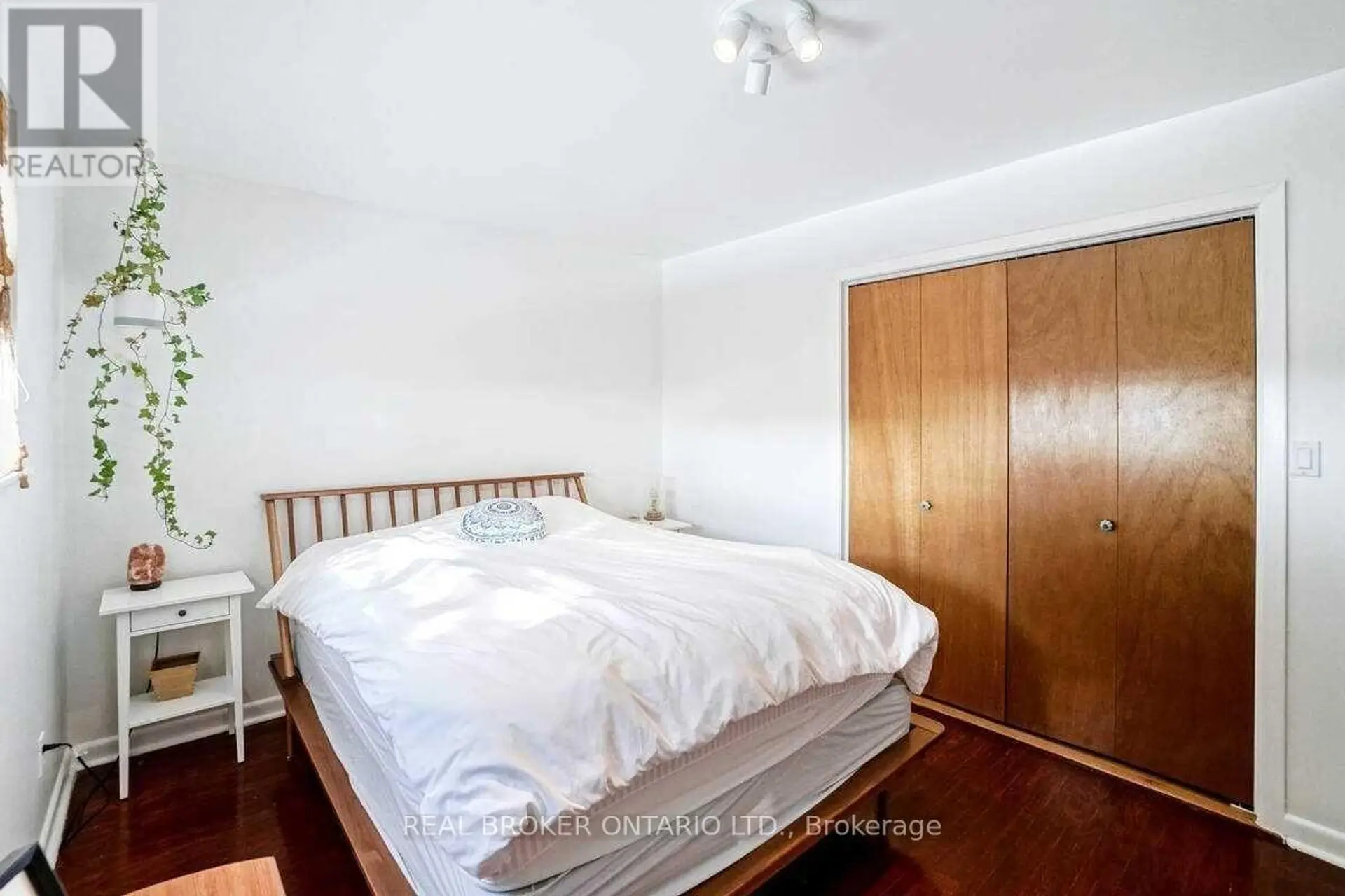 320 WILLIAMS AVENUE - Image 8