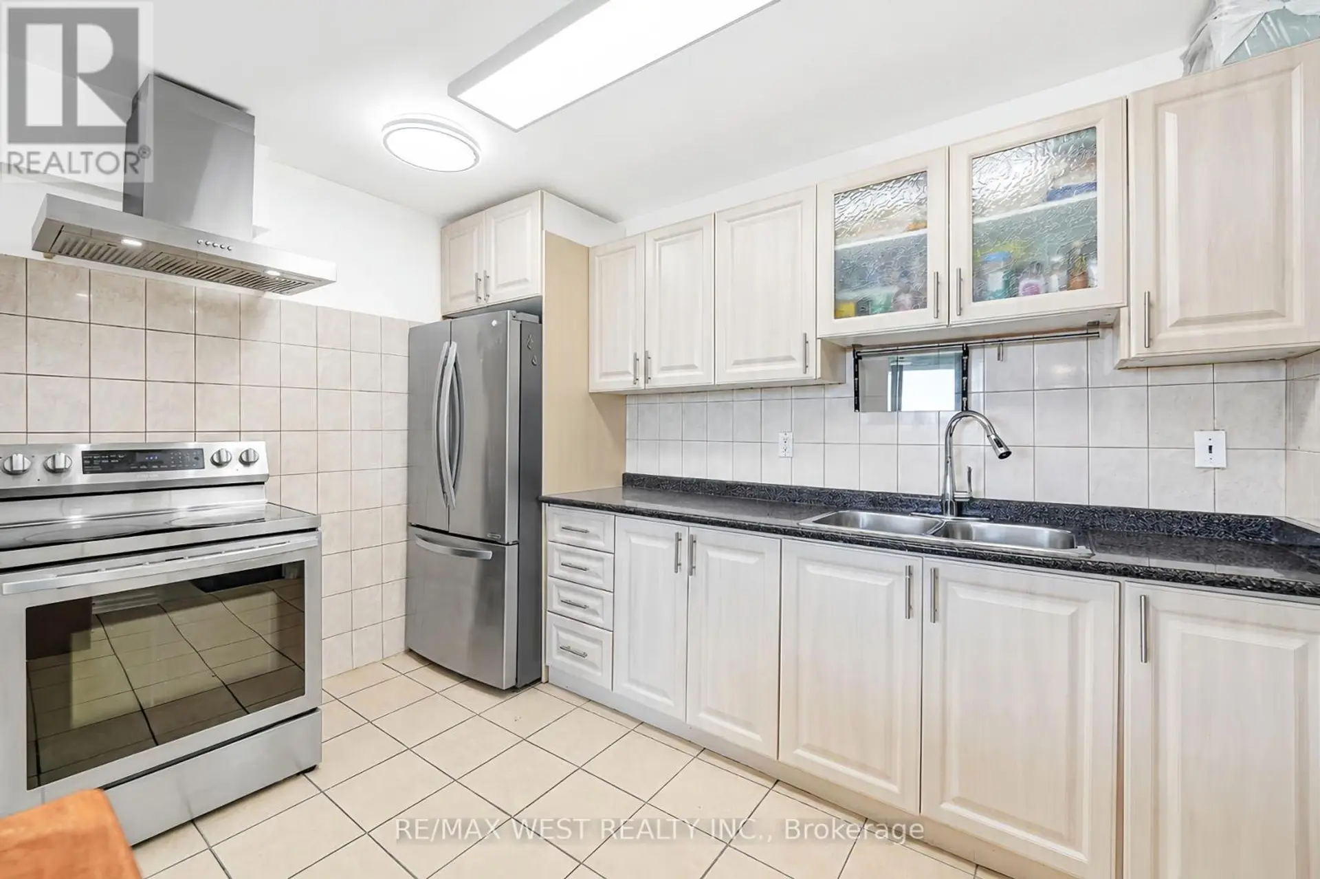 #709 335 DRIFTWOOD AVENUE - Image 2