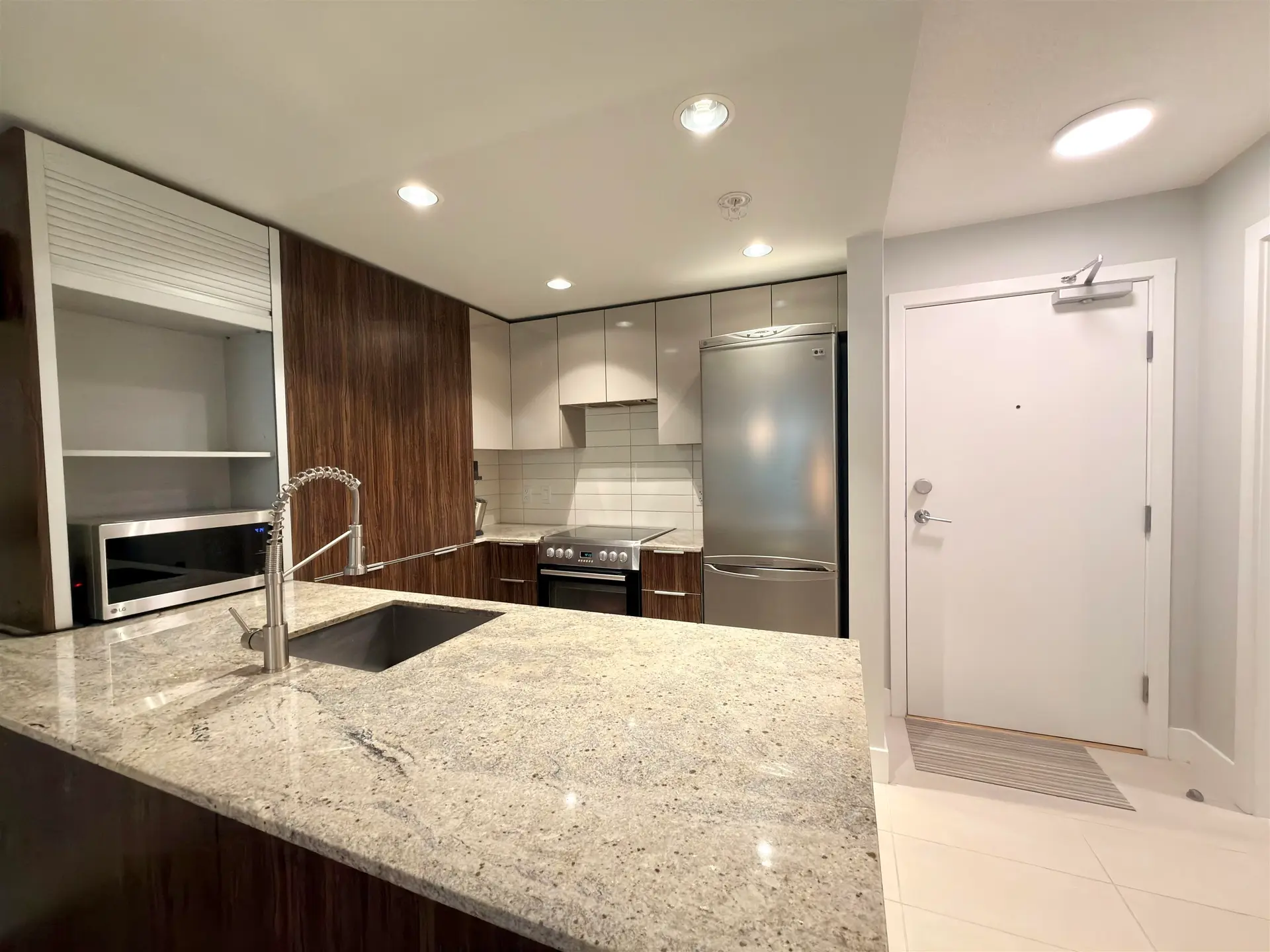 #407 1088 Richards Street - Image 4