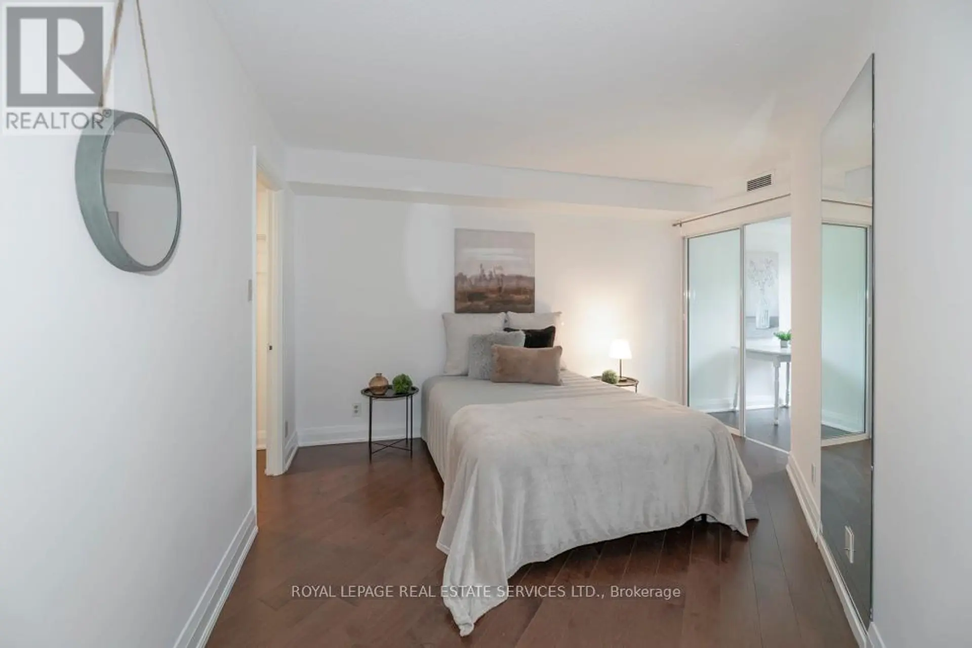 #320 711 BAY STREET - Image 13