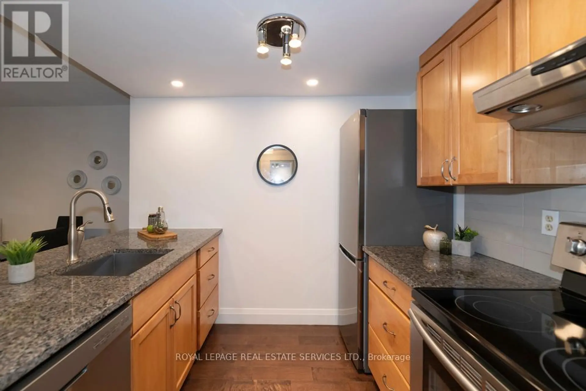 #320 711 BAY STREET - Image 5