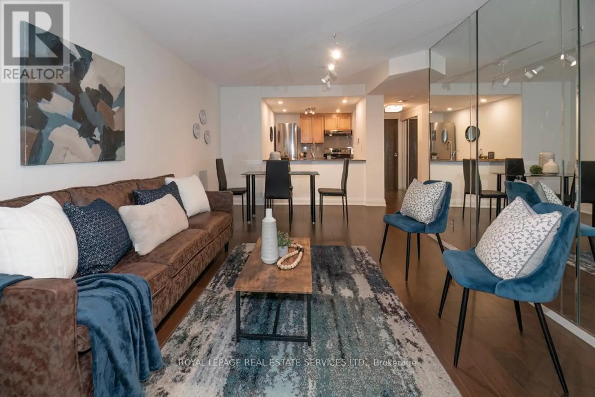 #320 711 BAY STREET - Image 7