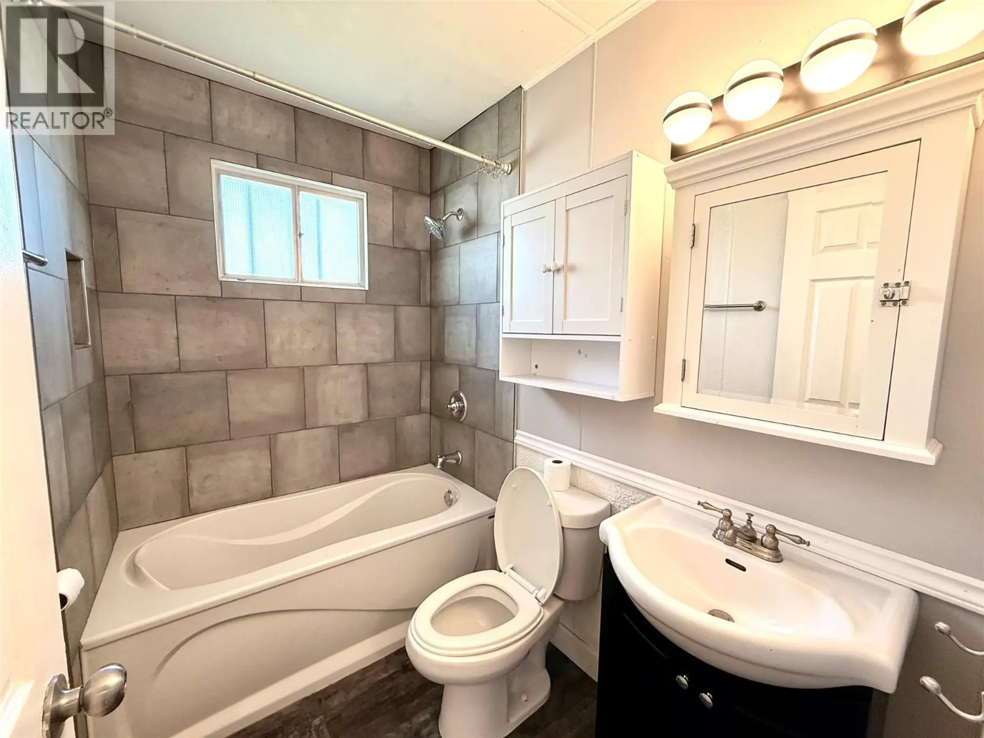 1016 120 Avenue - Image 2