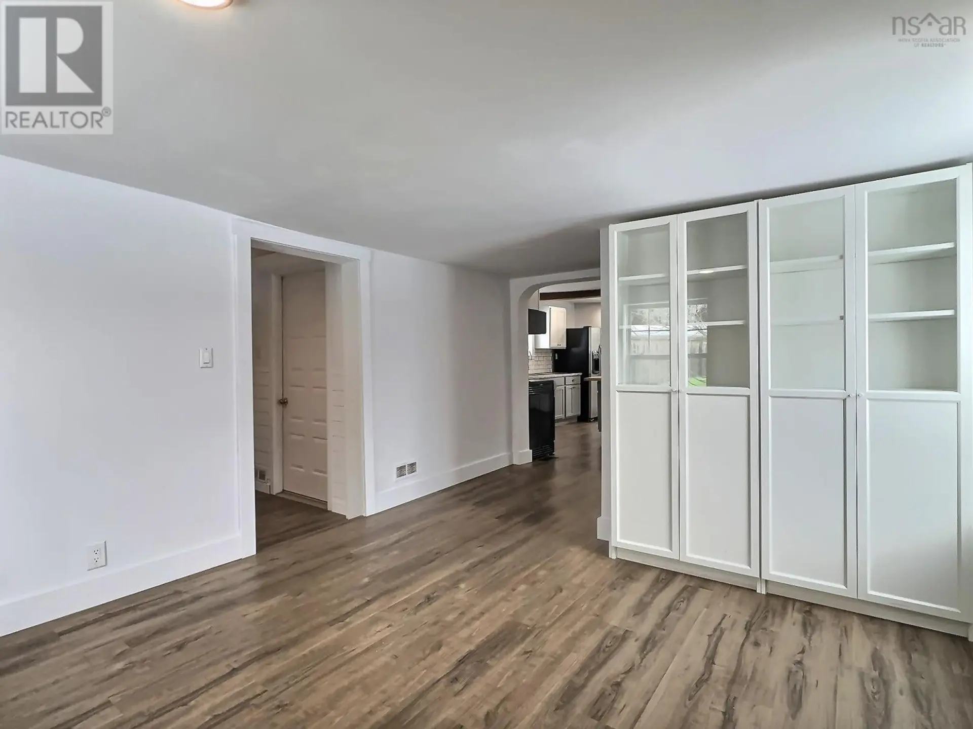 585 Plains Road - Image 13
