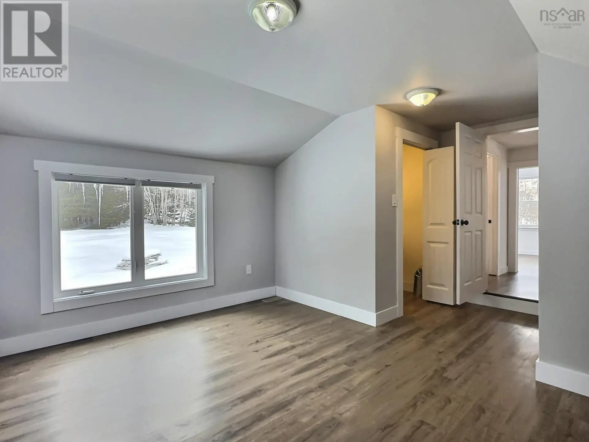 585 Plains Road - Image 17