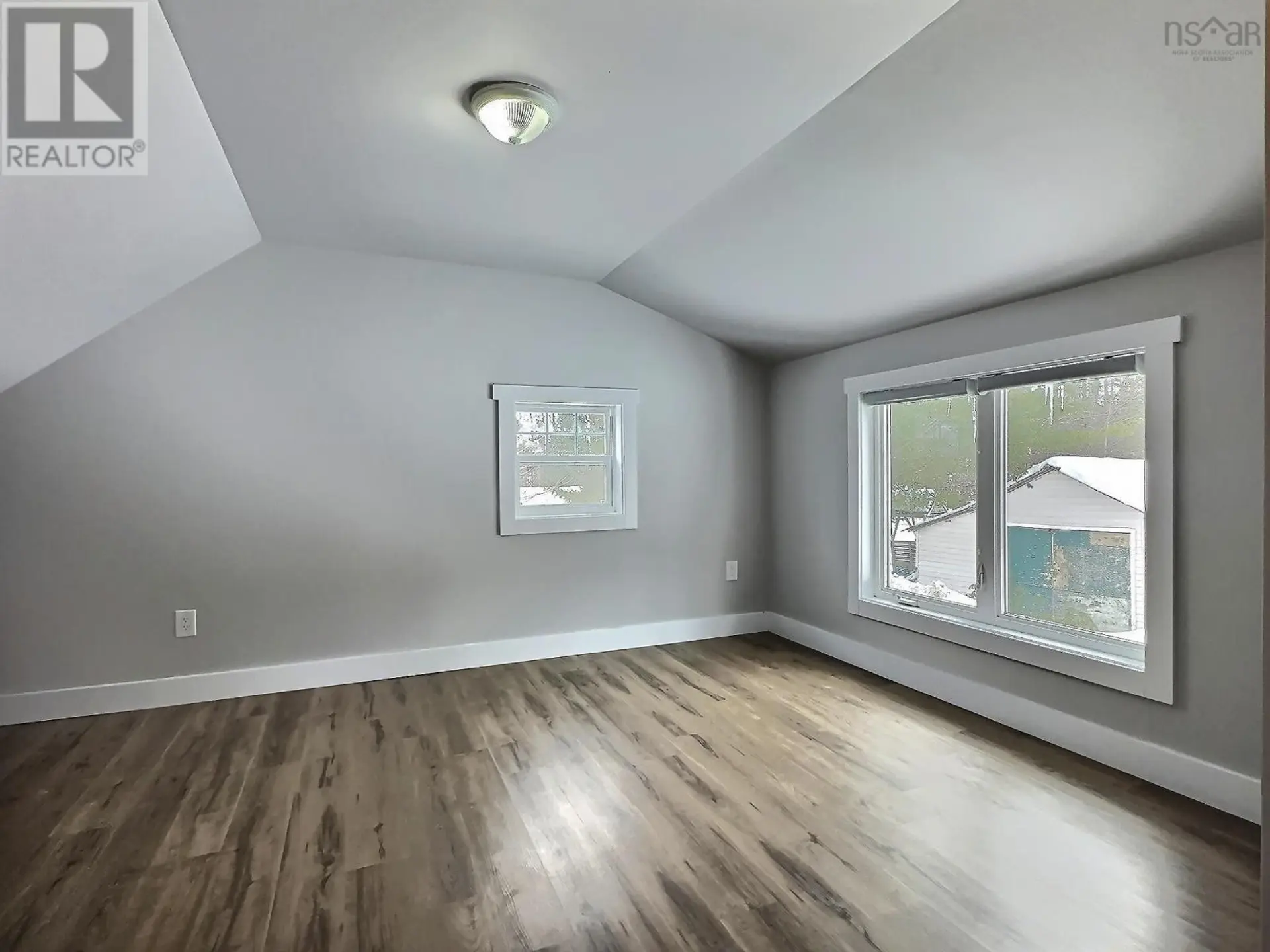 585 Plains Road - Image 16
