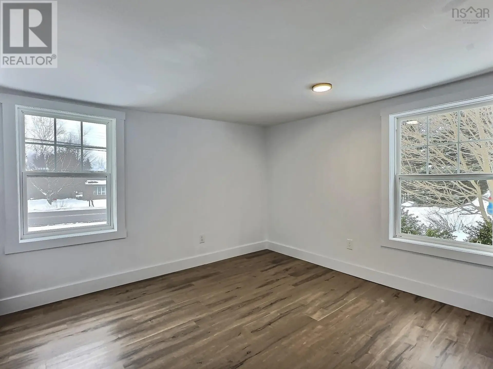 585 Plains Road - Image 12