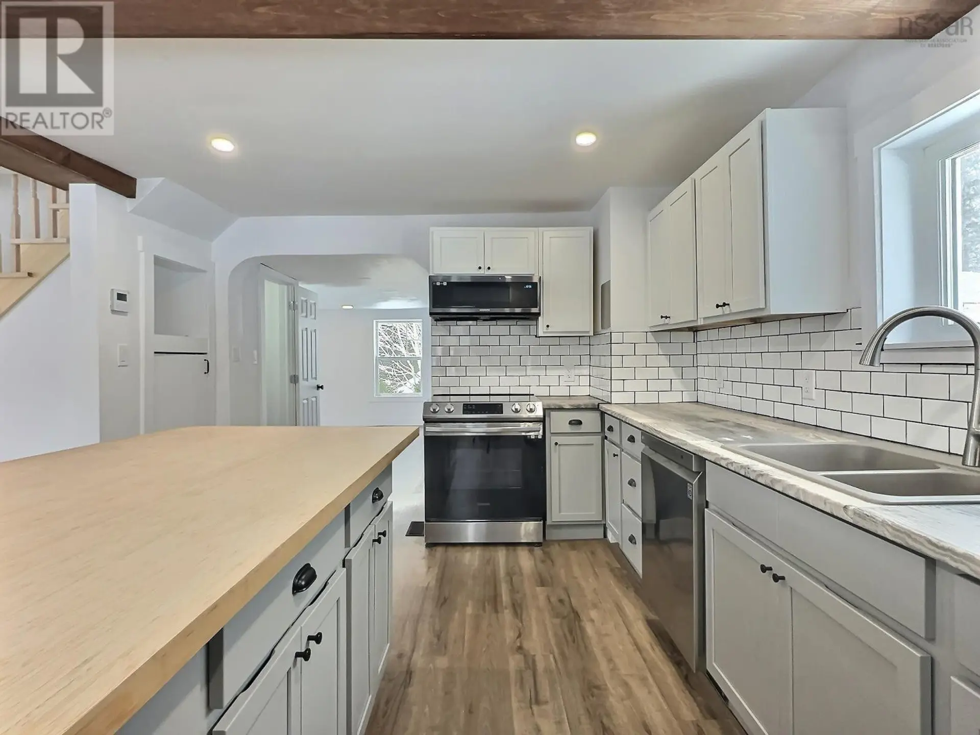 585 Plains Road - Image 5