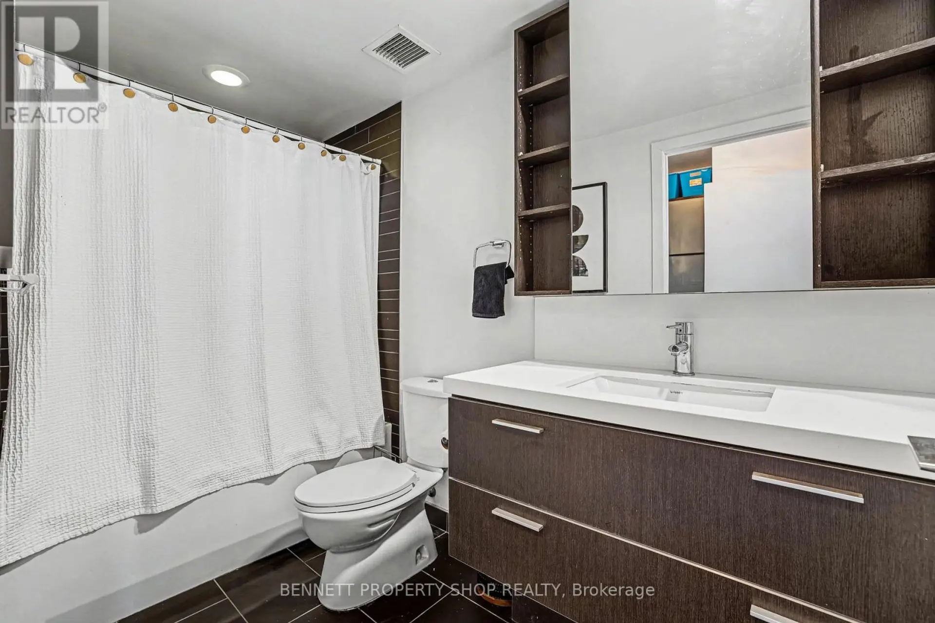 #811 360 MCLEOD STREET - Image 8