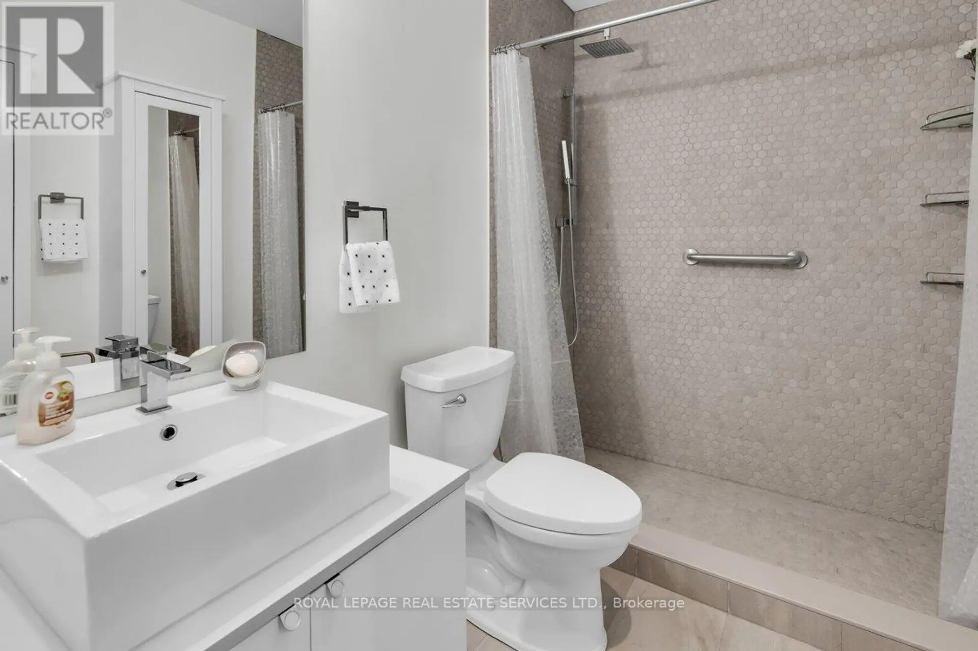 #210 60 BATHURST STREET - Image 10