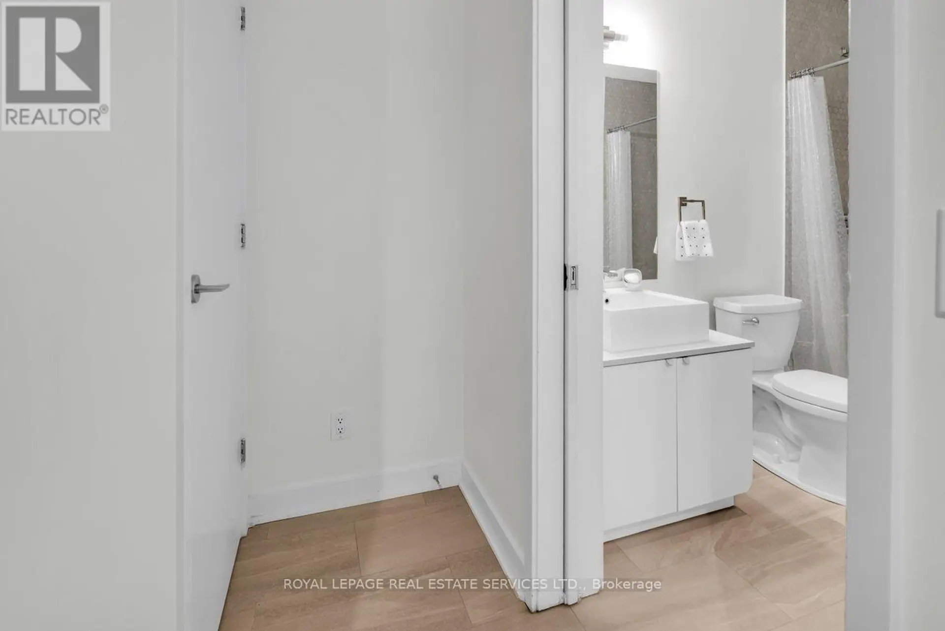 #210 60 BATHURST STREET - Image 9