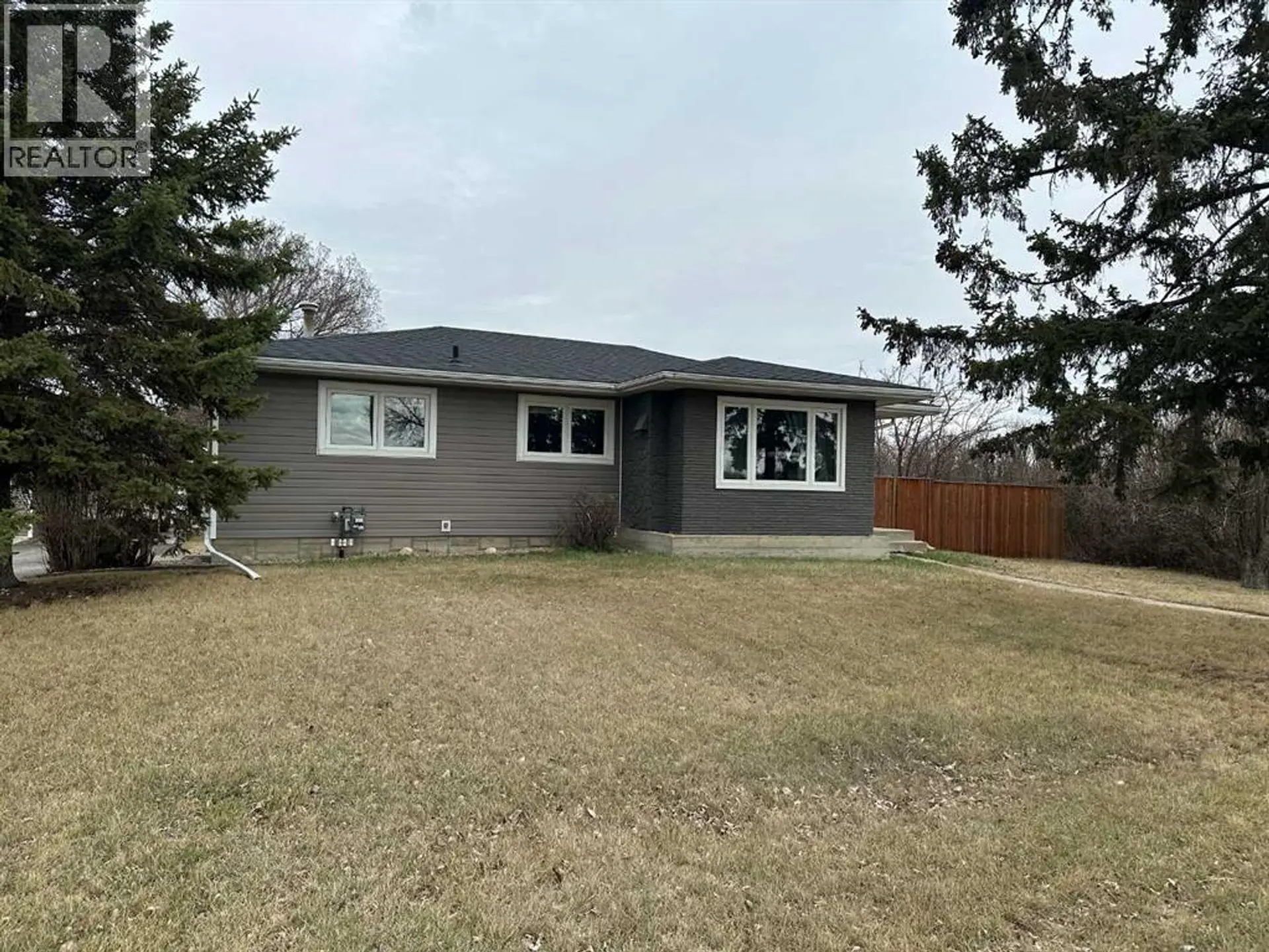 5002 57 Avenue - Image 1