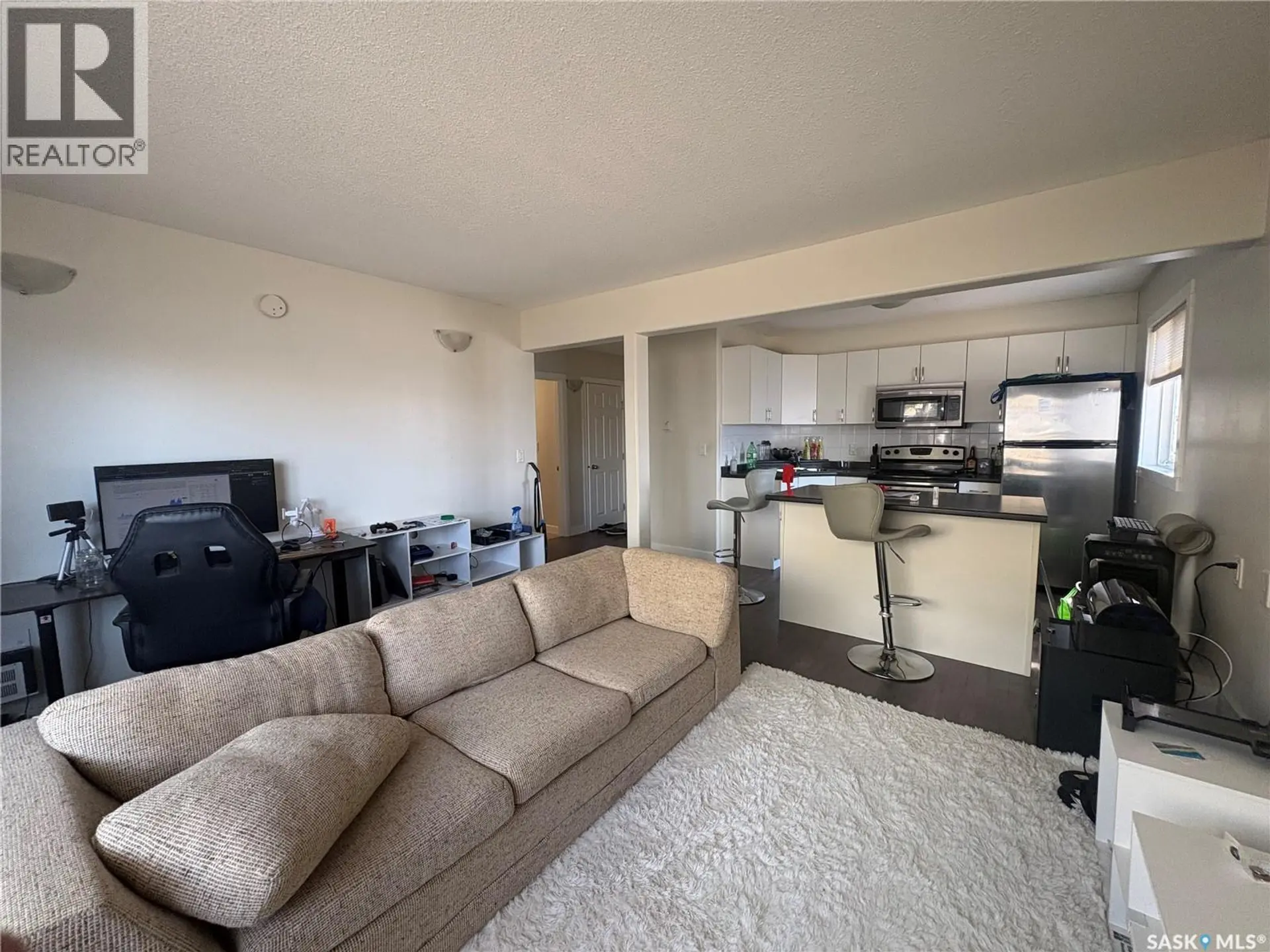 #3 2060 Lorne STREET - Image 2