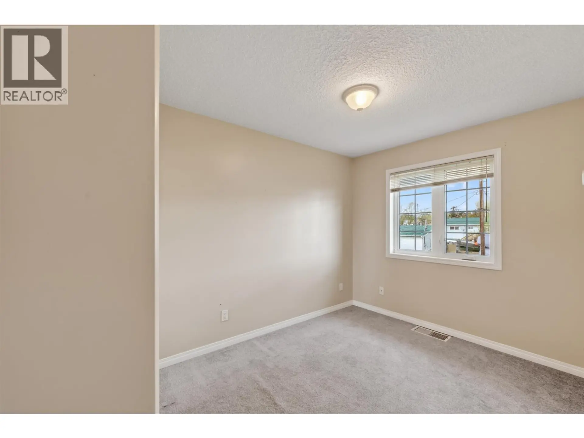 9512 94 AVENUE - Image 10