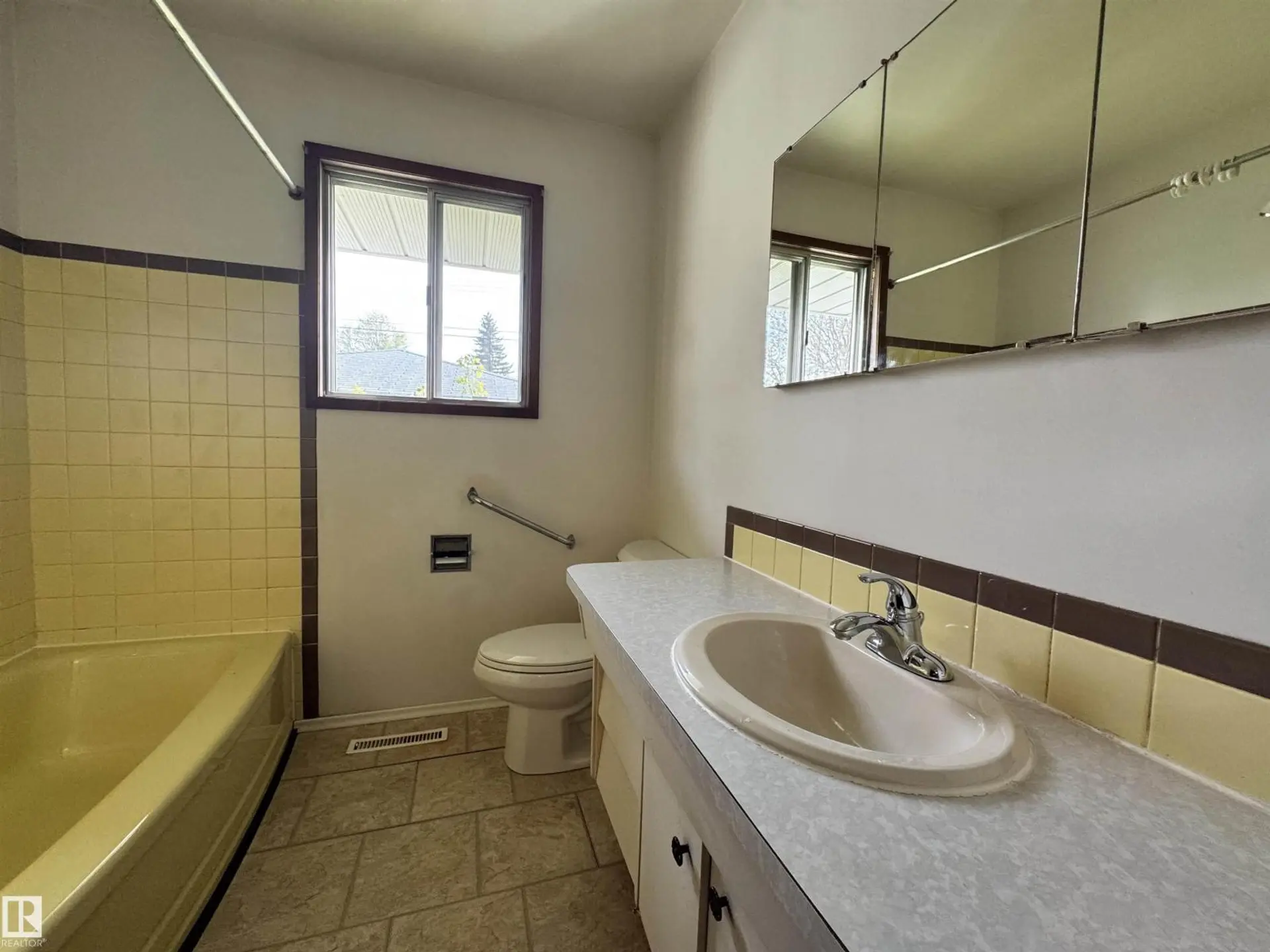 5707 90 AV NW - Image 14