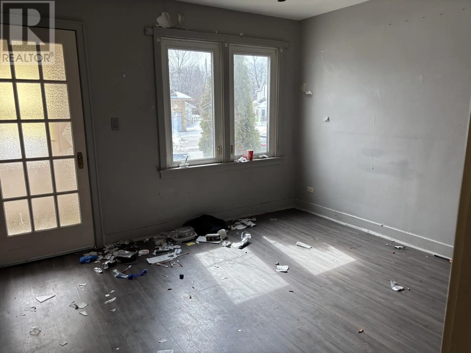 904 Wellington ST E - Image 5
