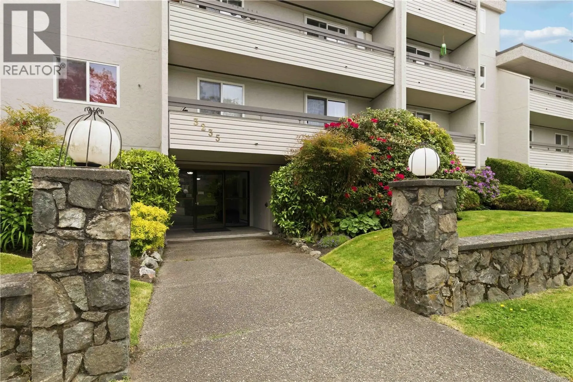 #314 3235 Quadra St - Image 4