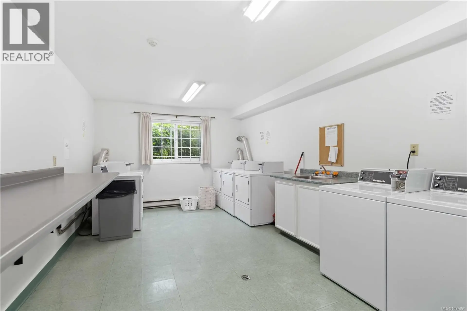 #314 3235 Quadra St - Image 12