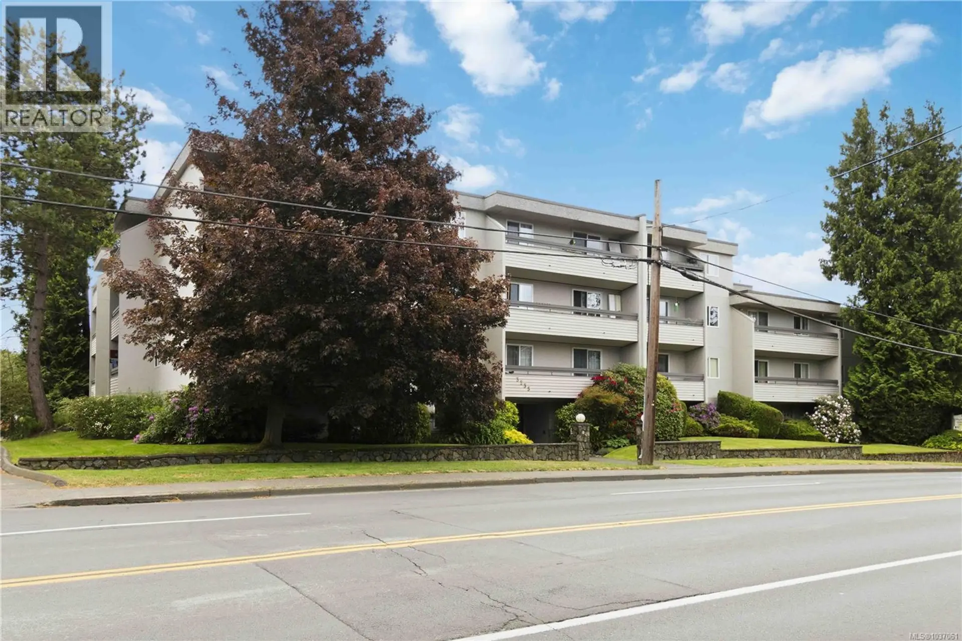 #314 3235 Quadra St - Image 2