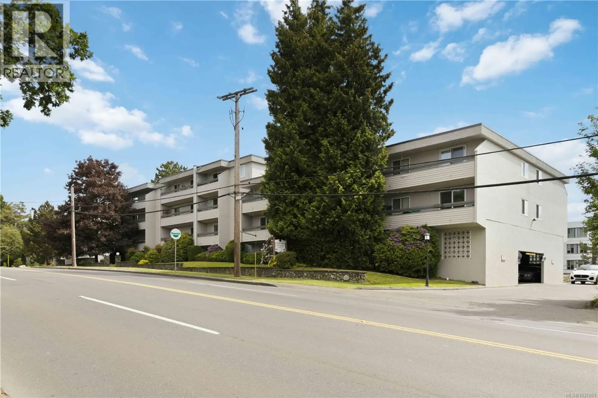 #314 3235 Quadra St - Image 3