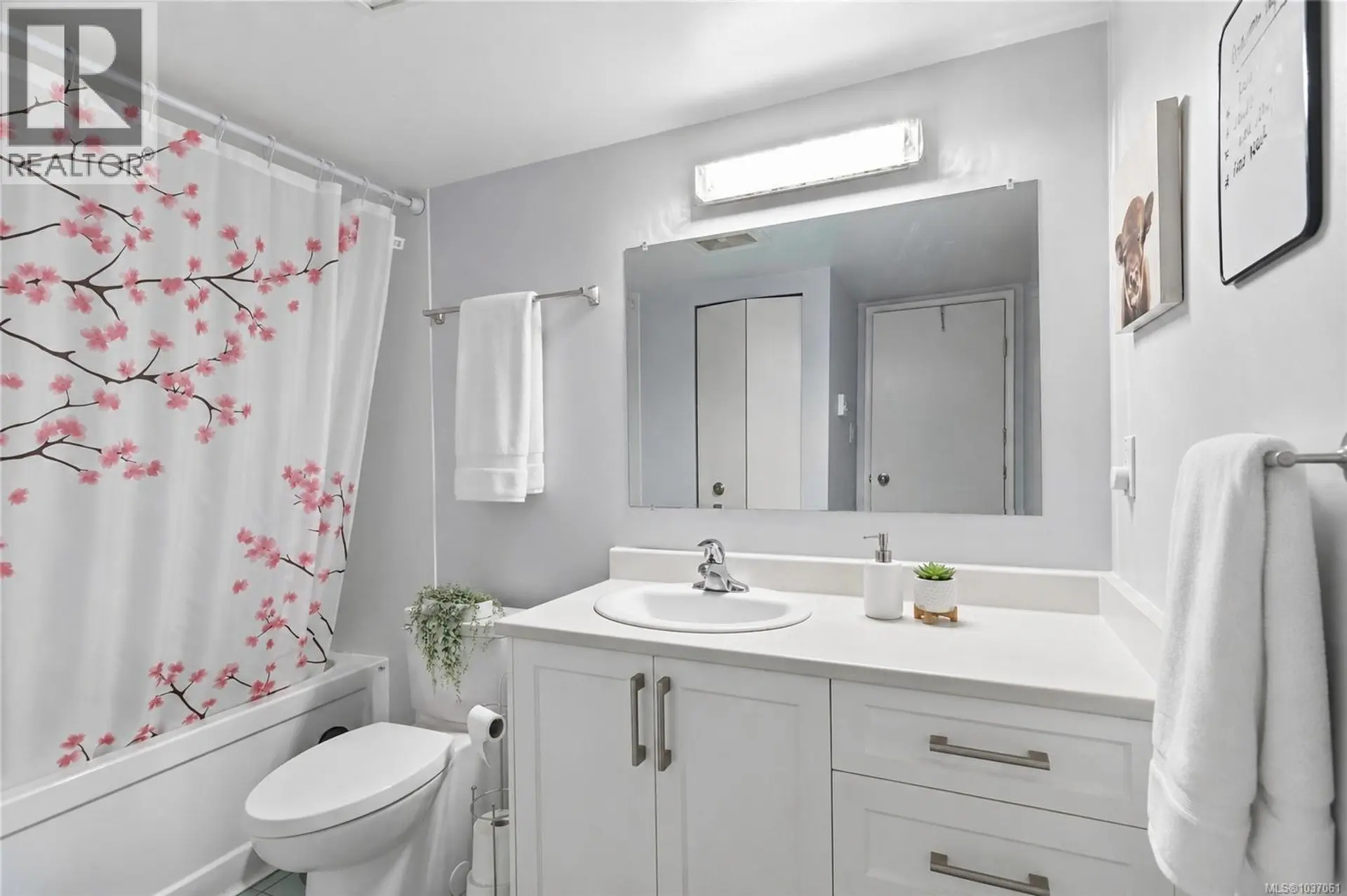 #314 3235 Quadra St - Image 11