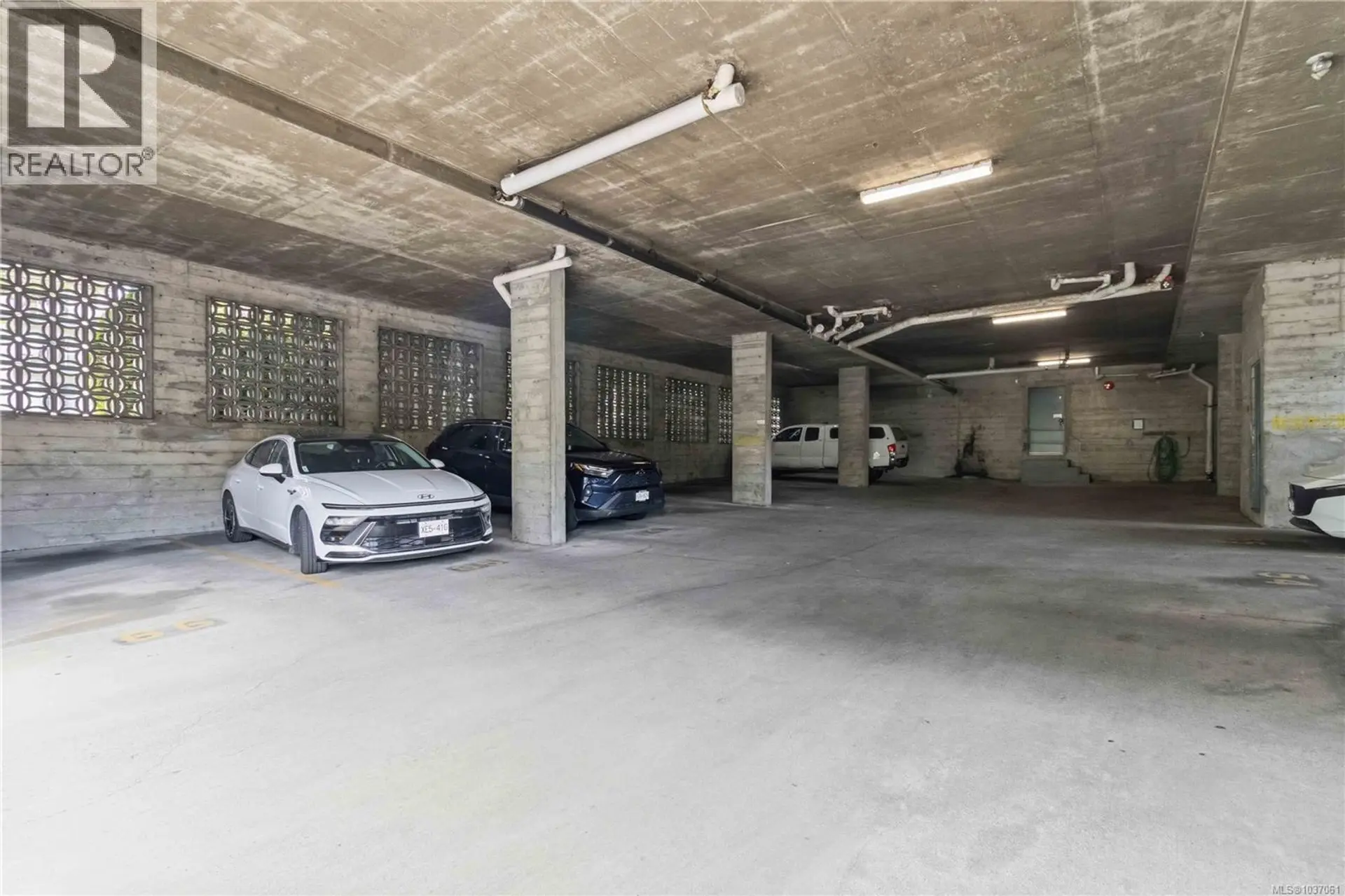 #314 3235 Quadra St - Image 17