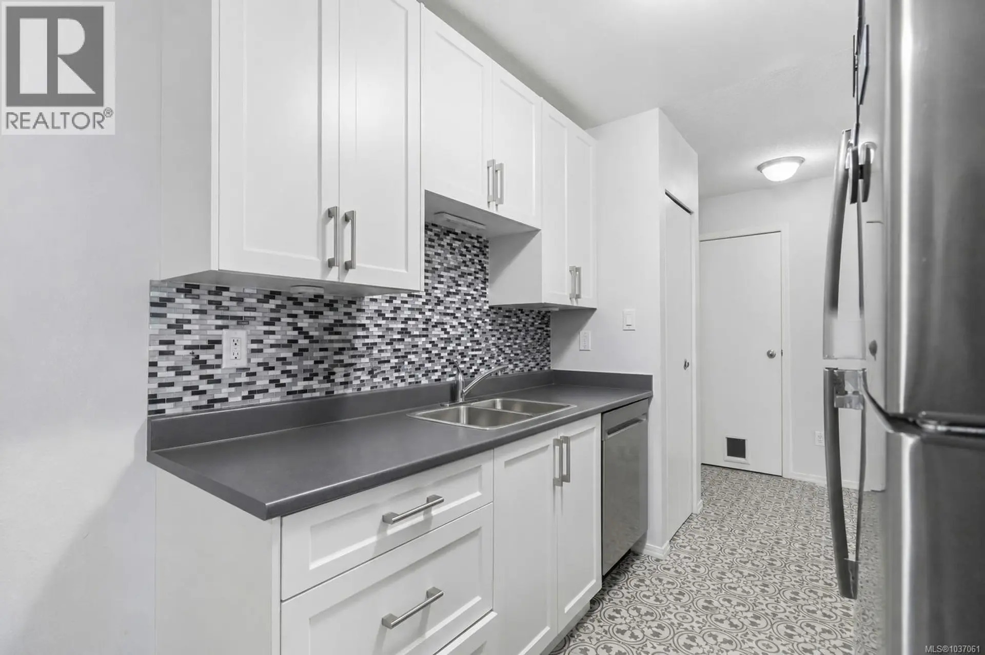 #314 3235 Quadra St - Image 6