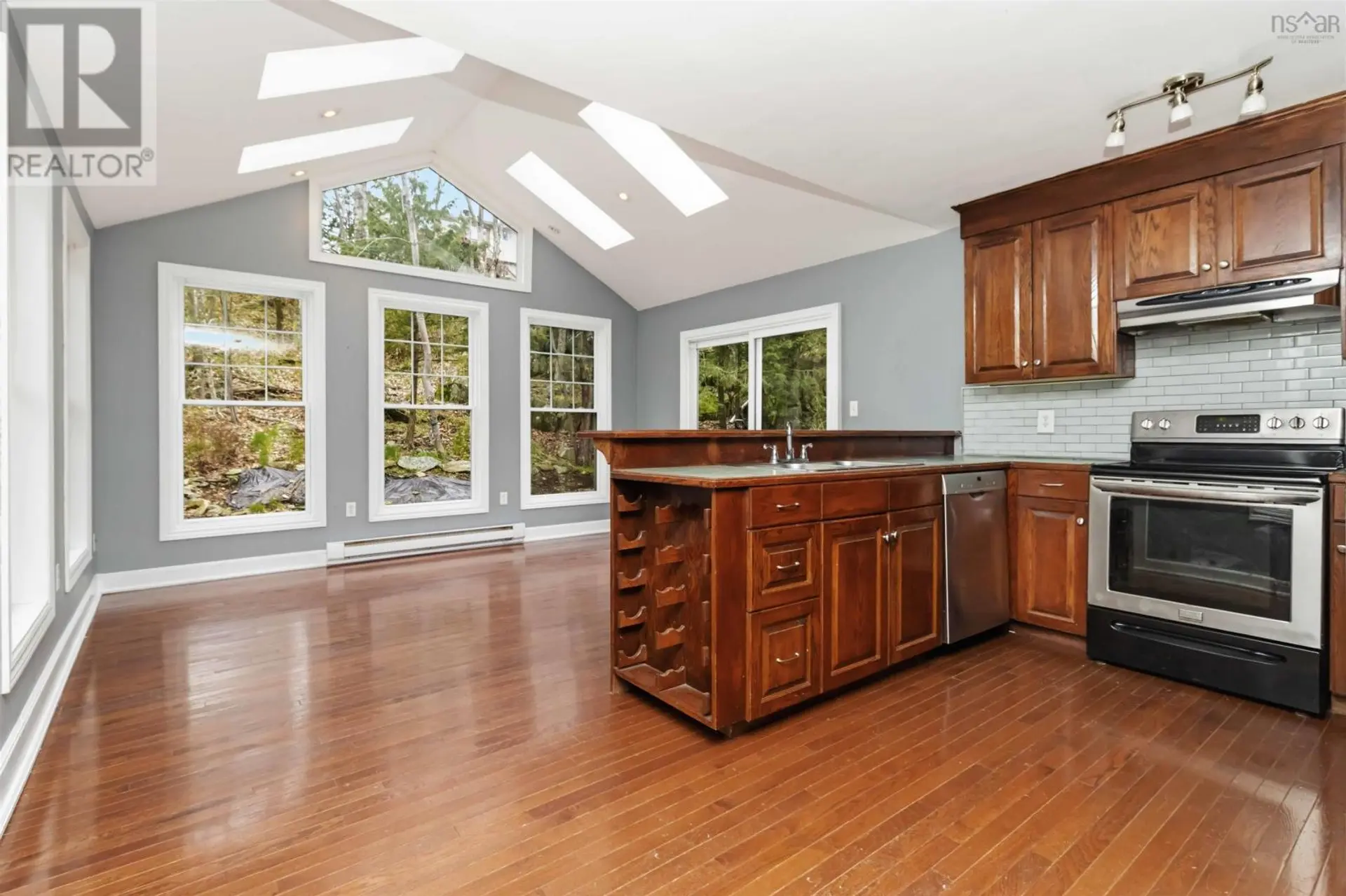 91 Meadowbrook Drive - Image 2