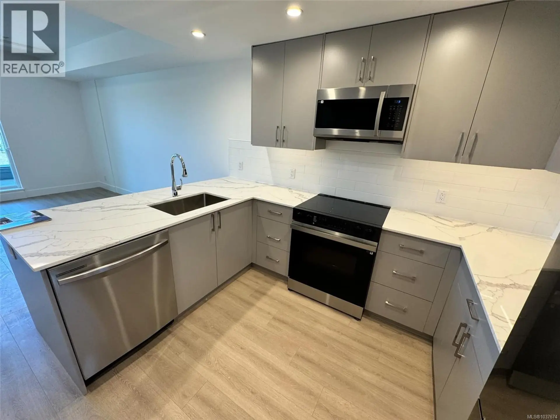 #403 258 Helmcken Rd - Image 3