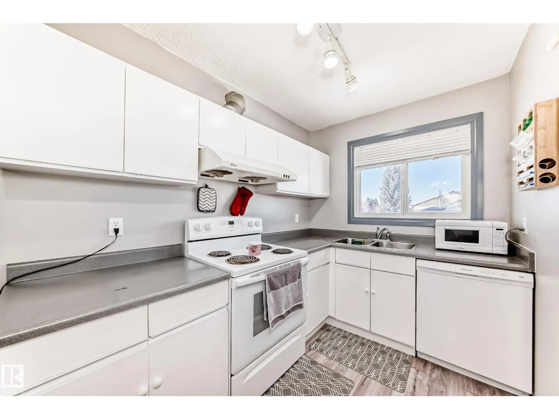 214A WARWICK RD NW - Image 9