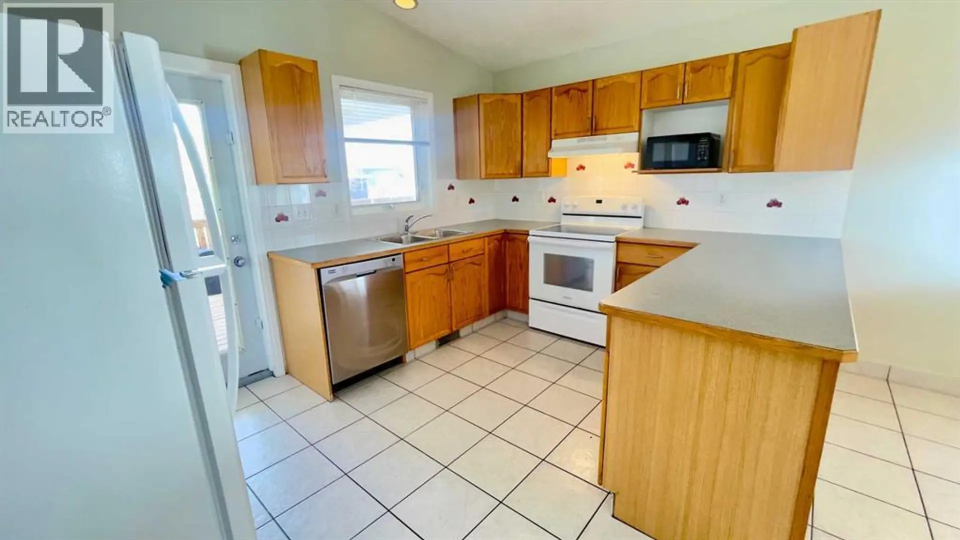 34 Blackfoot Road W - Image 7