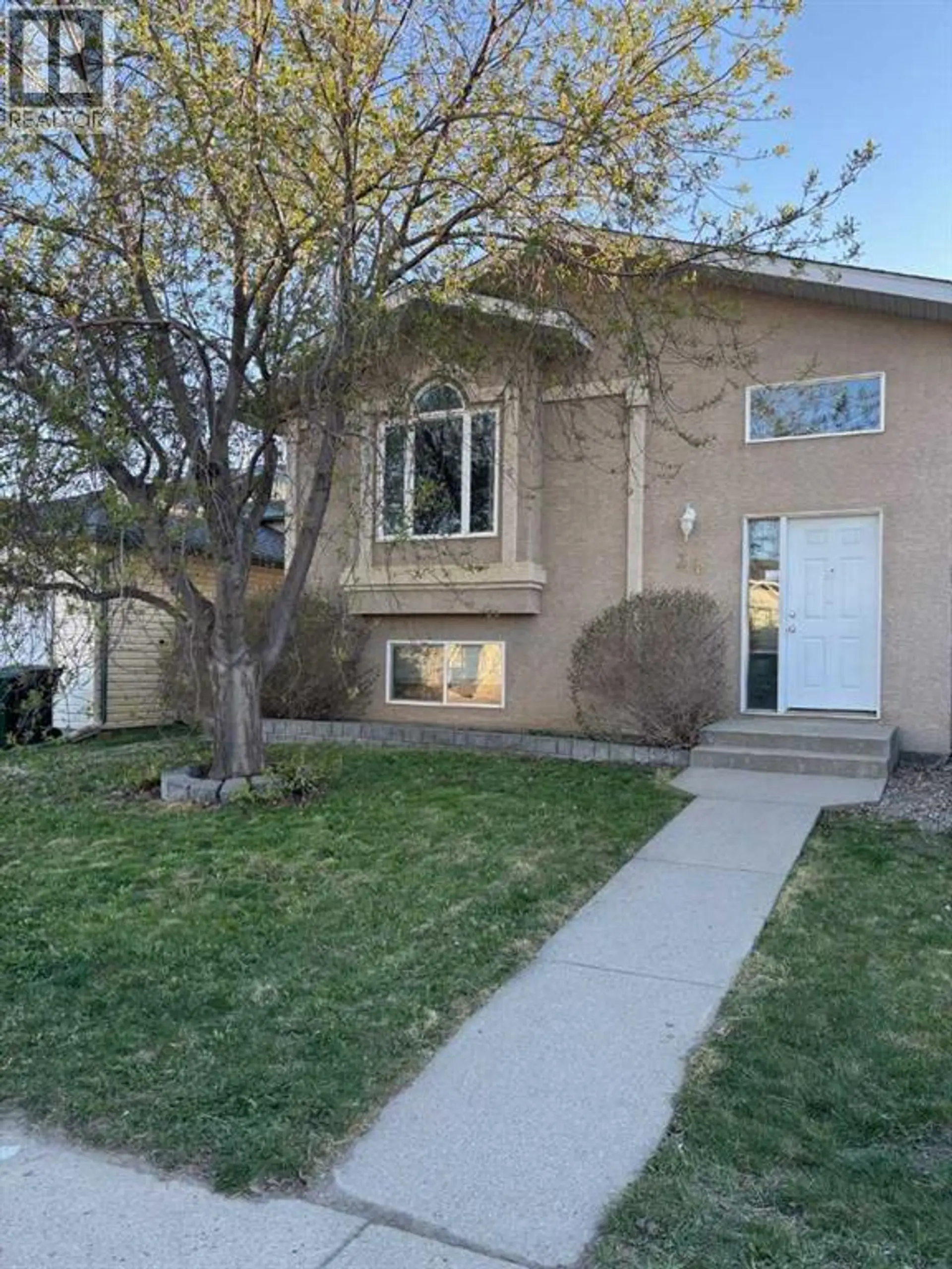 34 Blackfoot Road W - Image 1