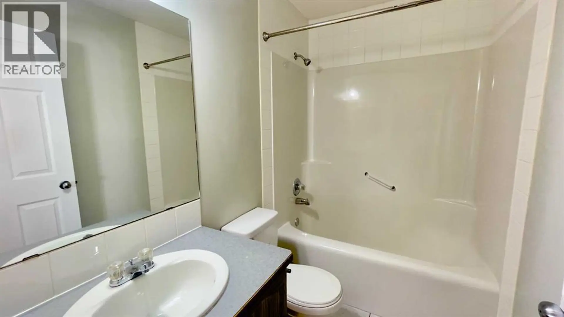 34 Blackfoot Road W - Image 10