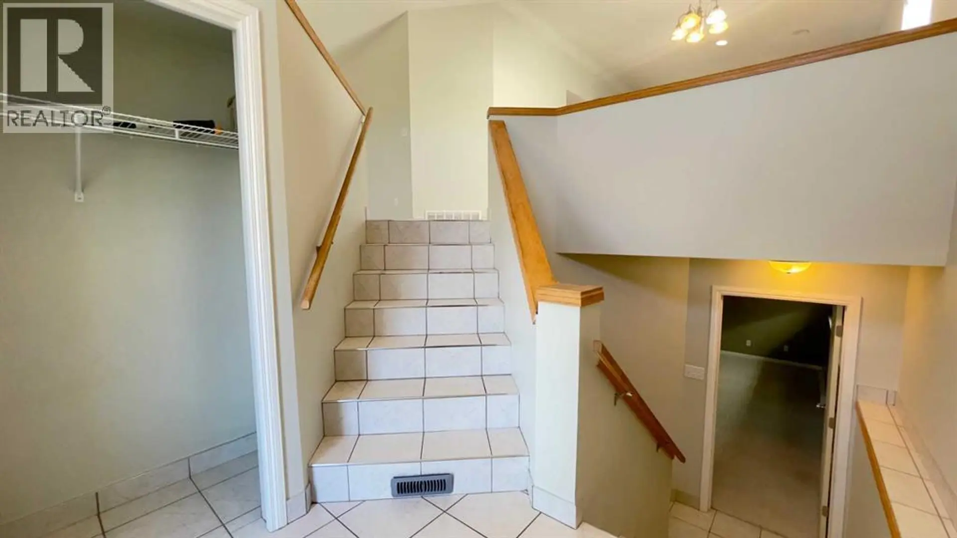 34 Blackfoot Road W - Image 12