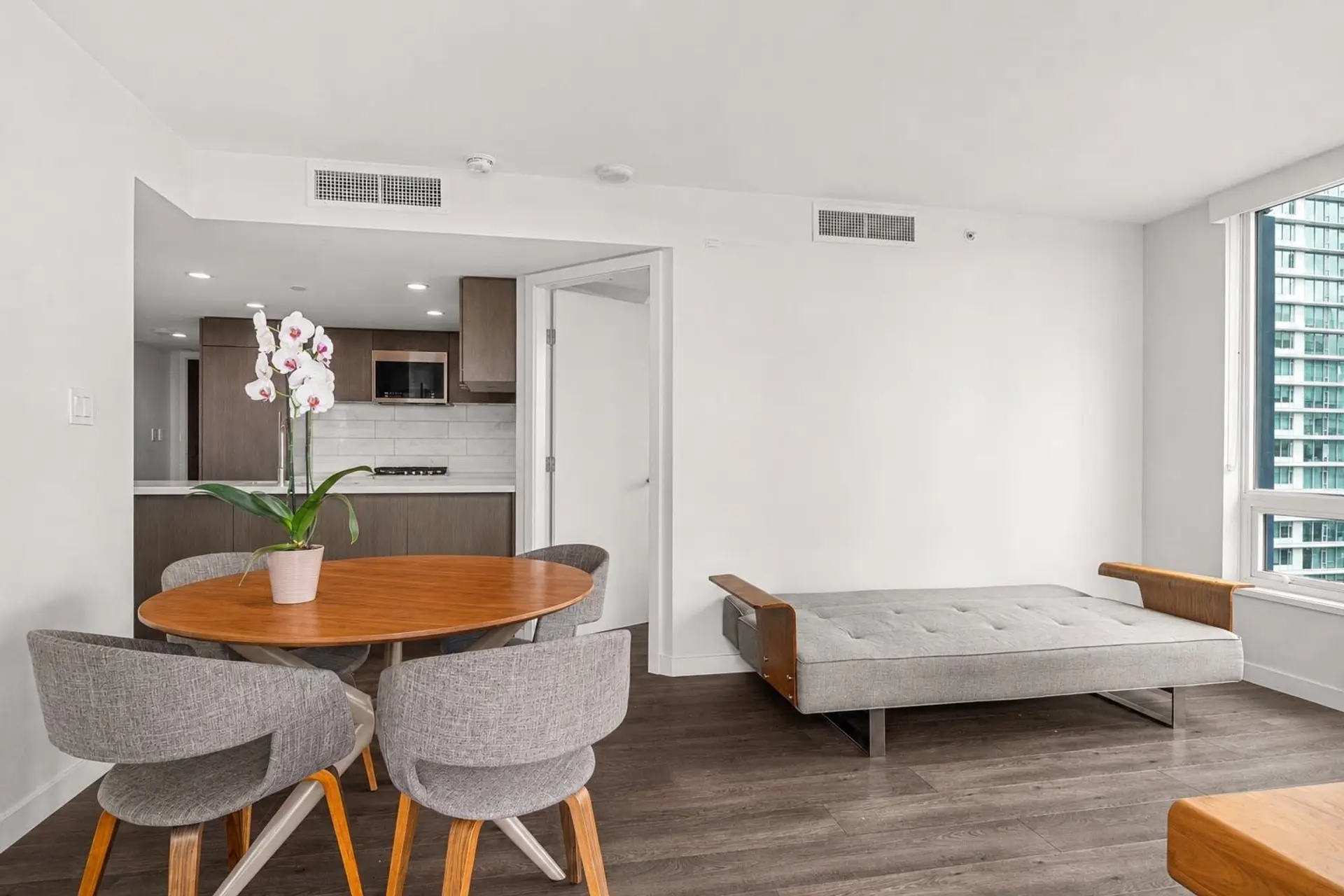 #1408 8189 Cambie Street - Image 5
