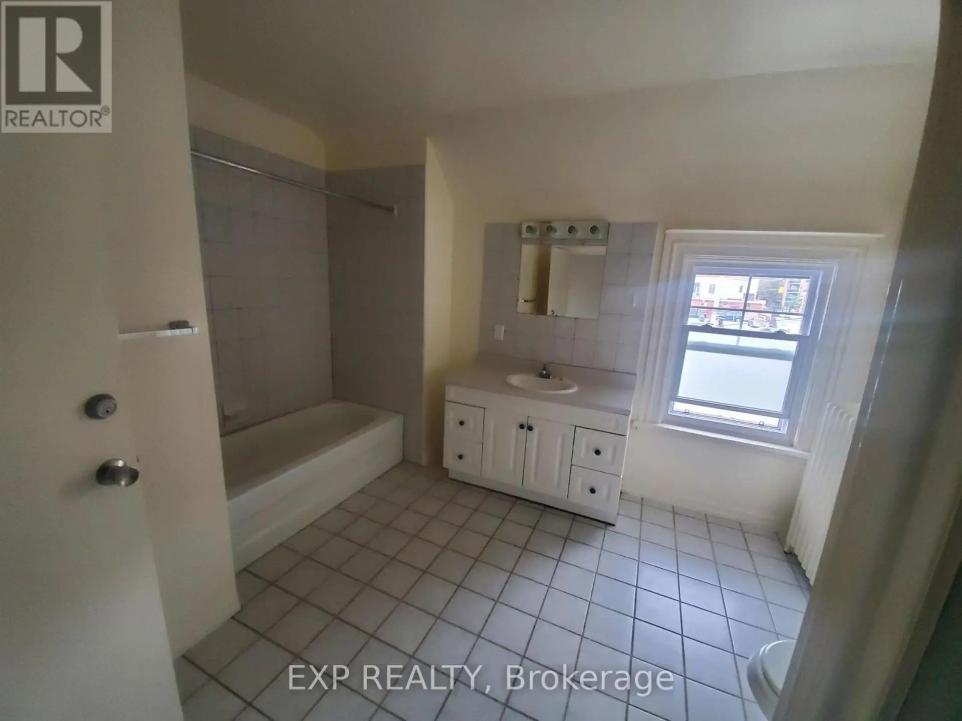 360 GILMOUR STREET - Image 8