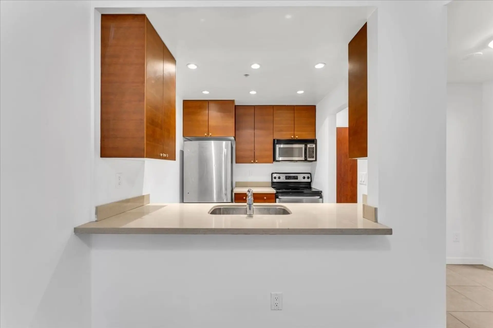 #313 1010 Howe Street - Image 4