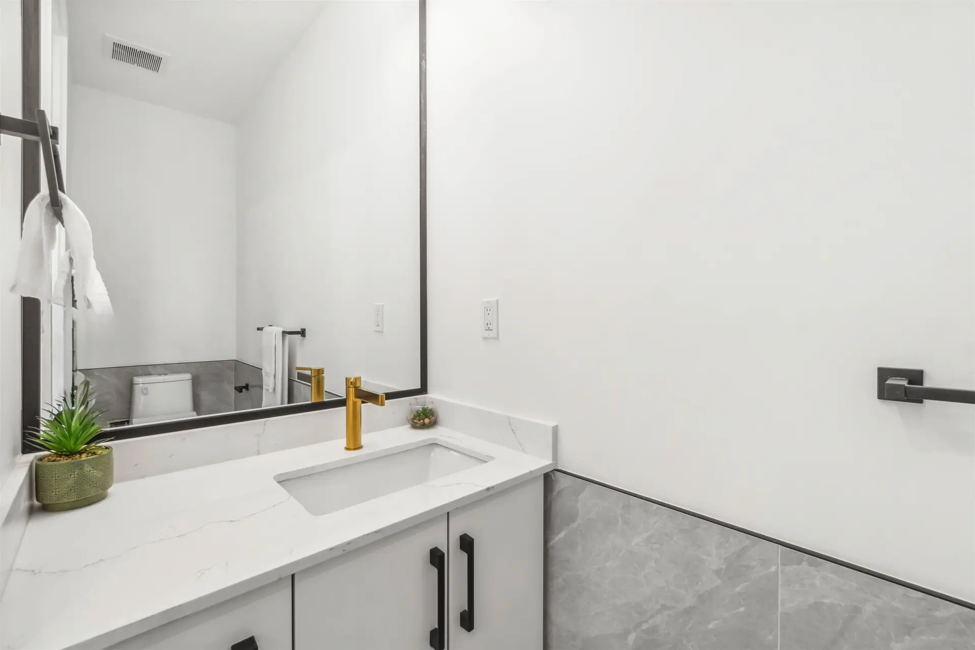 #1 5737 Clarendon Street - Image 11