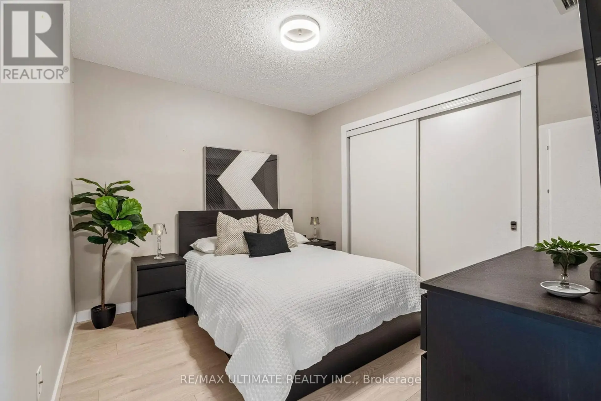 #308 35 SARANAC BOULEVARD - Image 8