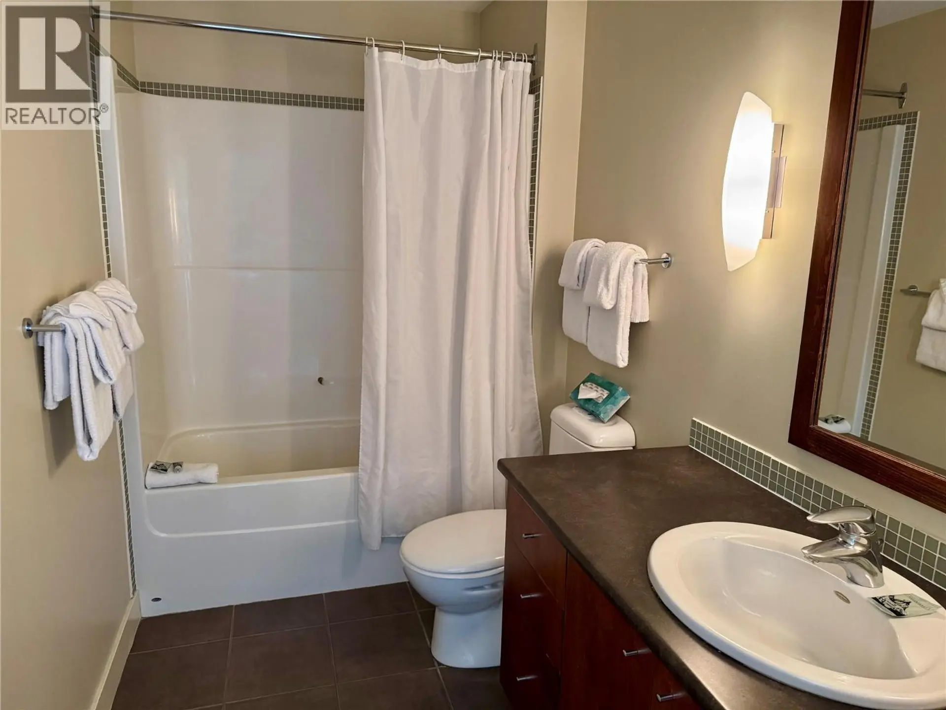 #225C 2049 Summit Drive - Image 15