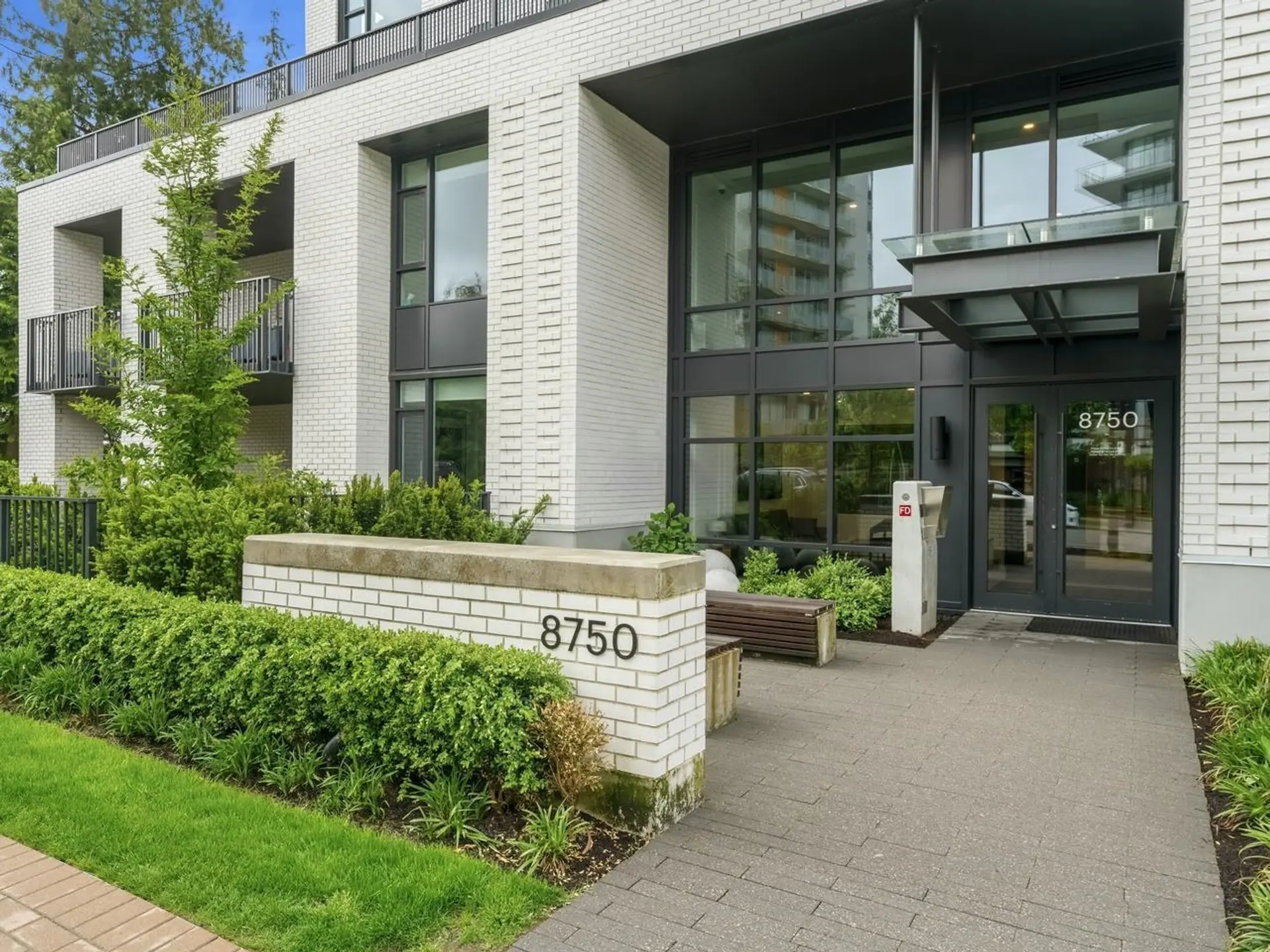 #202 8750 University Crescent - Image 2