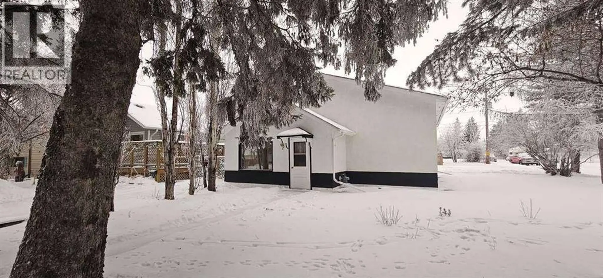 5489 51 Avenue - Image 1