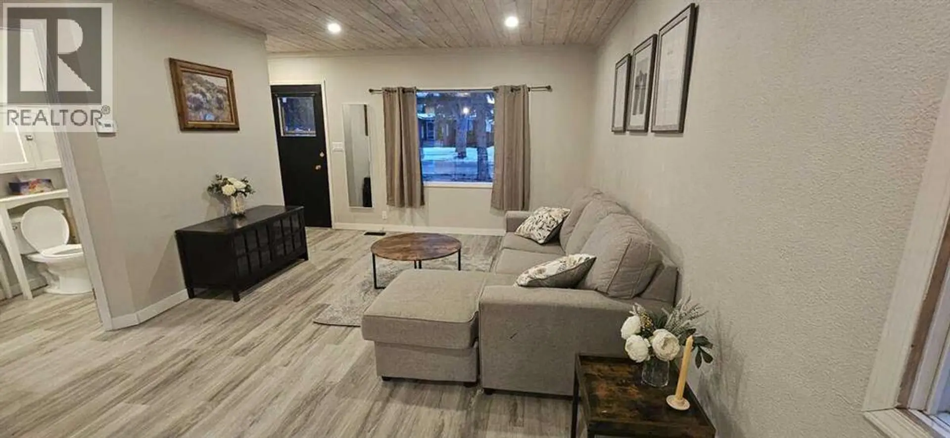 5489 51 Avenue - Image 3