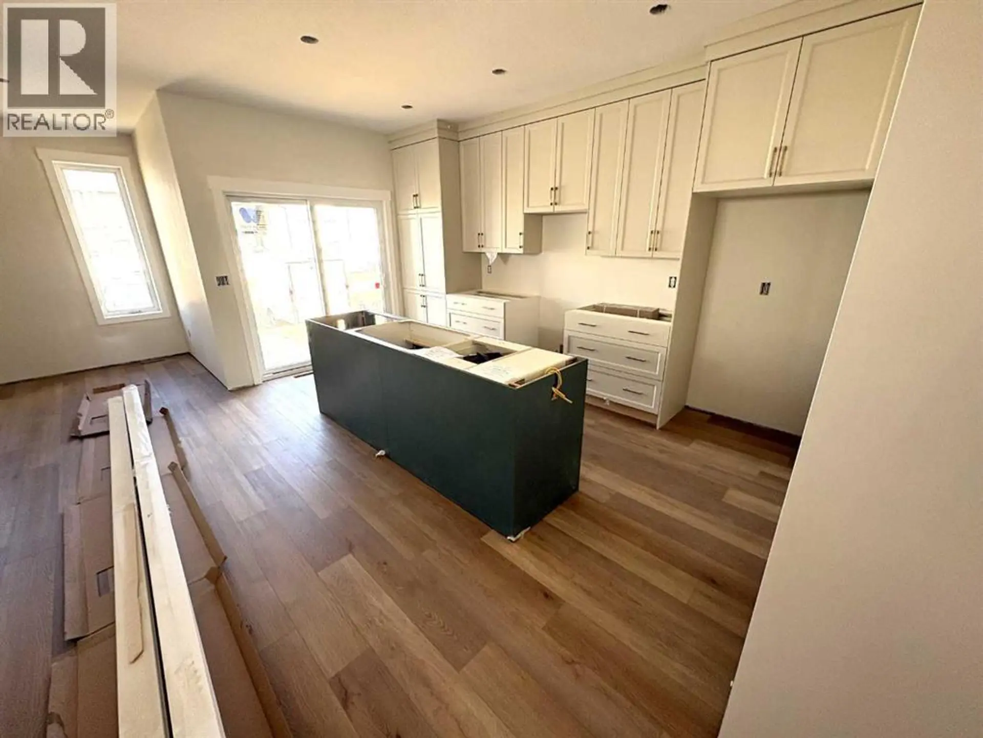 25 Ian Way - Image 2