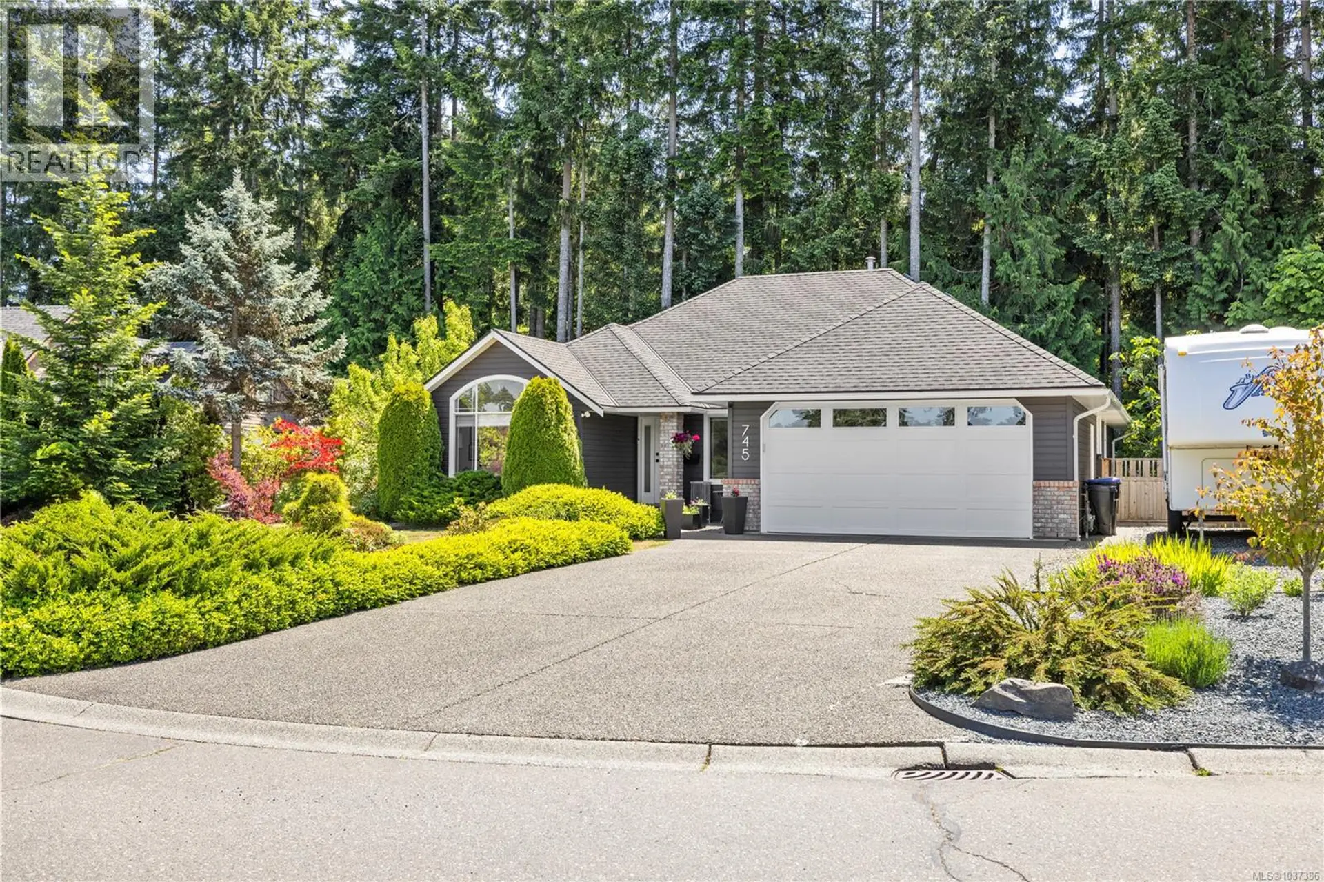 Property at 745 Redwood Dr, Qualicum Beach, BC
