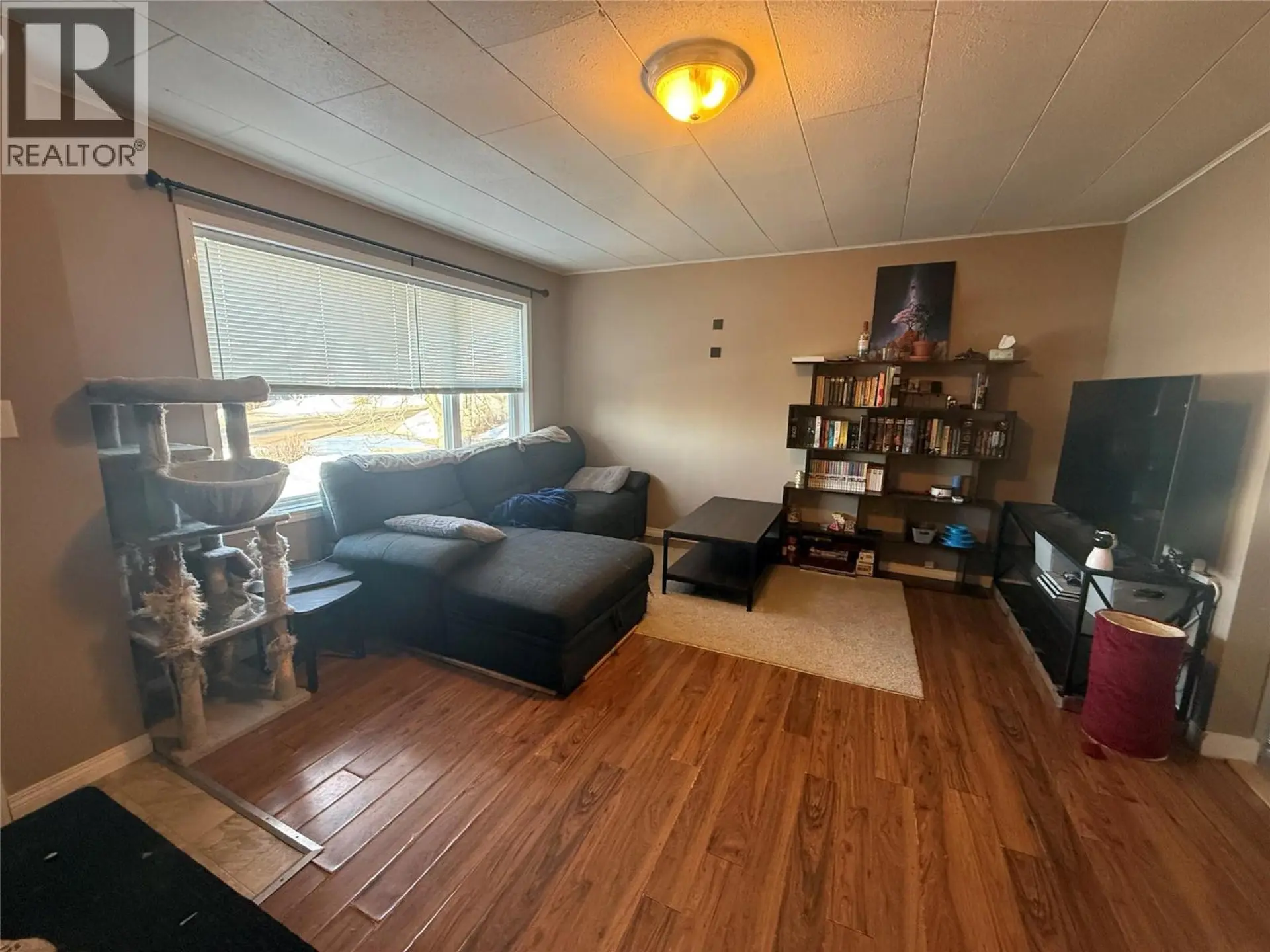 9008/9010 8 Street - Image 5